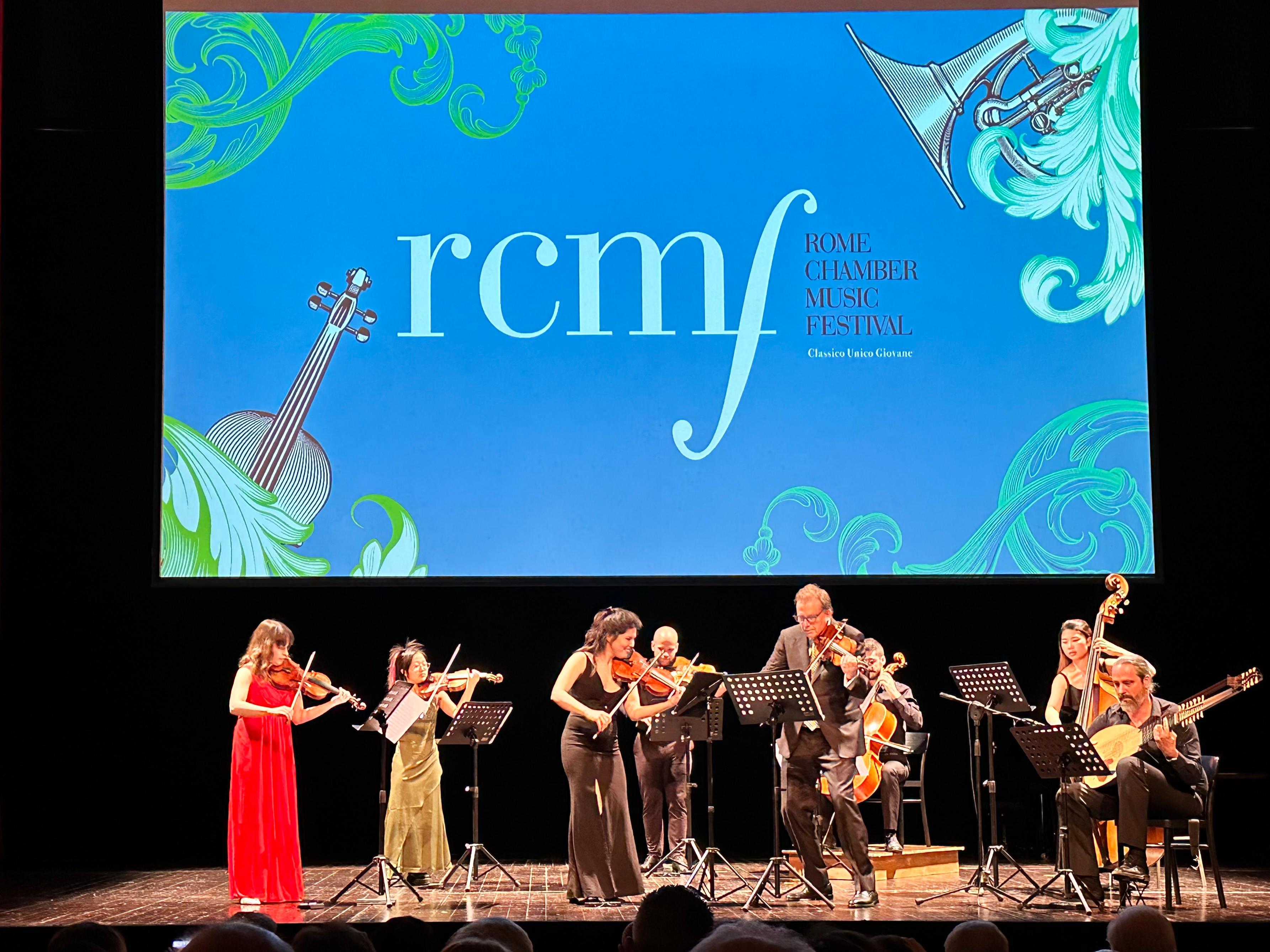 才华洋溢的香港青年低音大提琴演奏家陈浩恩于六月十九日（罗马时间）在罗马室内乐音乐节中表演。陈浩恩是入选本年度罗马室内乐音乐节青年艺术家计划的新晋艺术家。