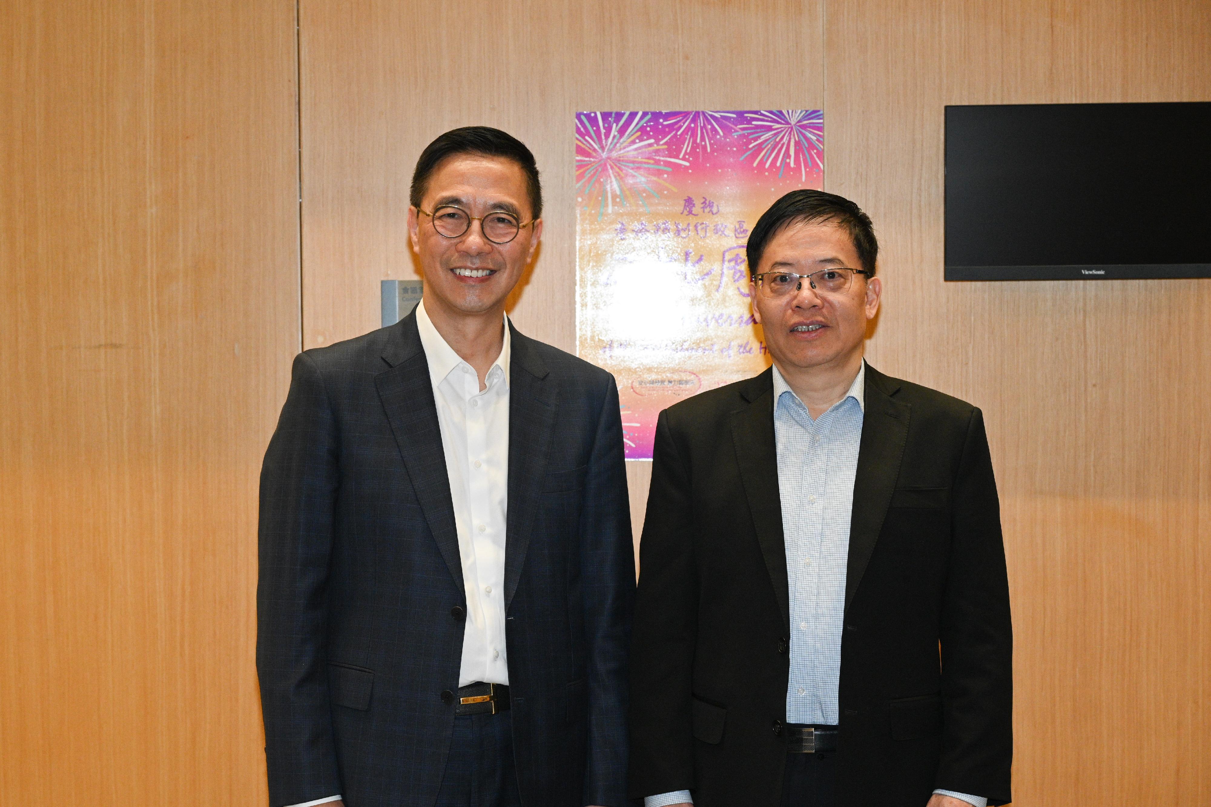 文化体育及旅游局局长杨润雄（左）今日（六月二十日）与上海市政协副主席金兴明（右）和代表团会面，介绍香港在文化艺术和创意产业方面的最新发展。