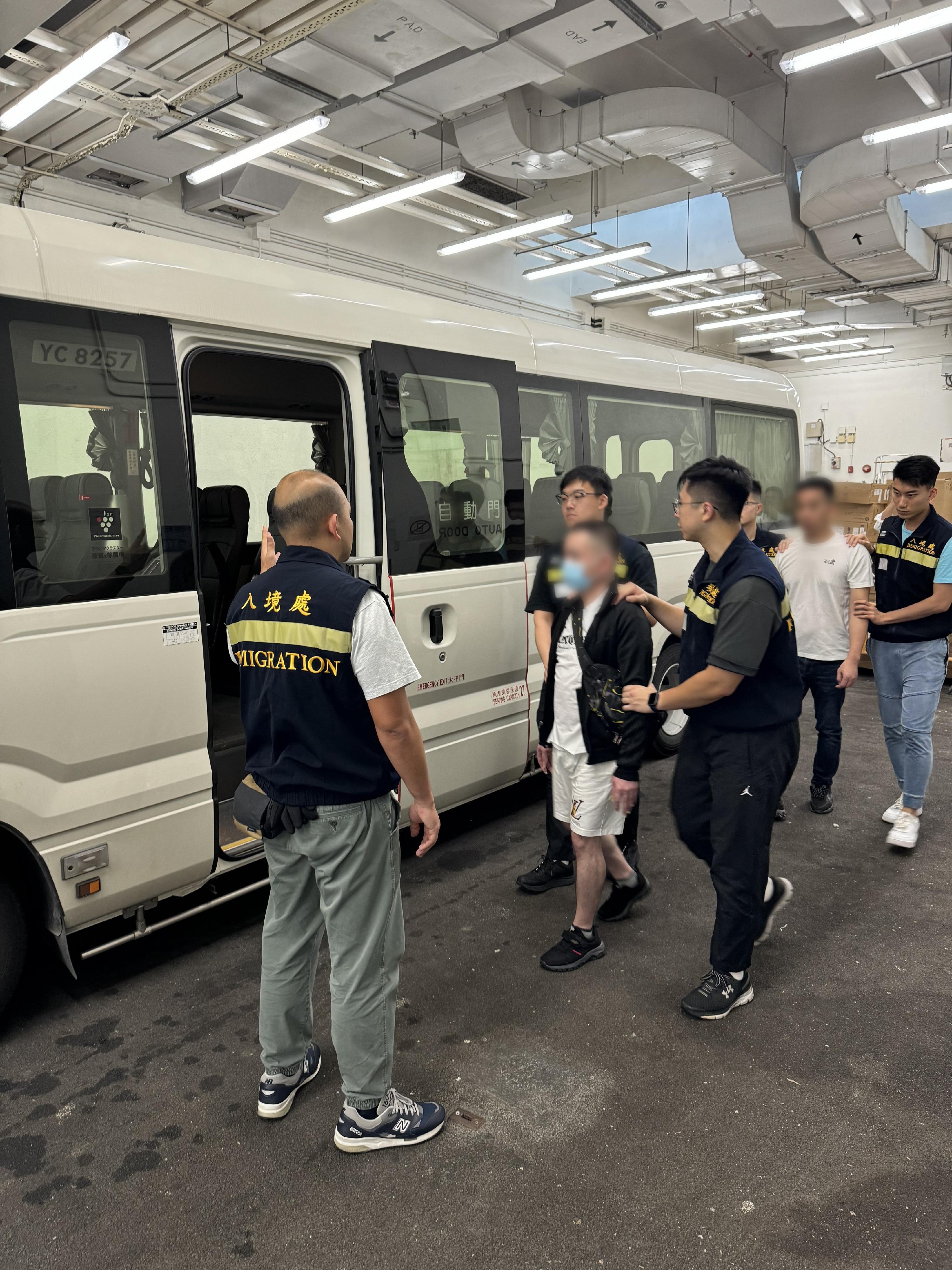 The Immigration Department (ImmD) carried out a repatriation operation today (June 20). A total of 19 Vietnamese illegal immigrants and overstayers were repatriated to Vietnam. Photo shows removees being escorted by ImmD officers to proceed to the airport from the detention place.