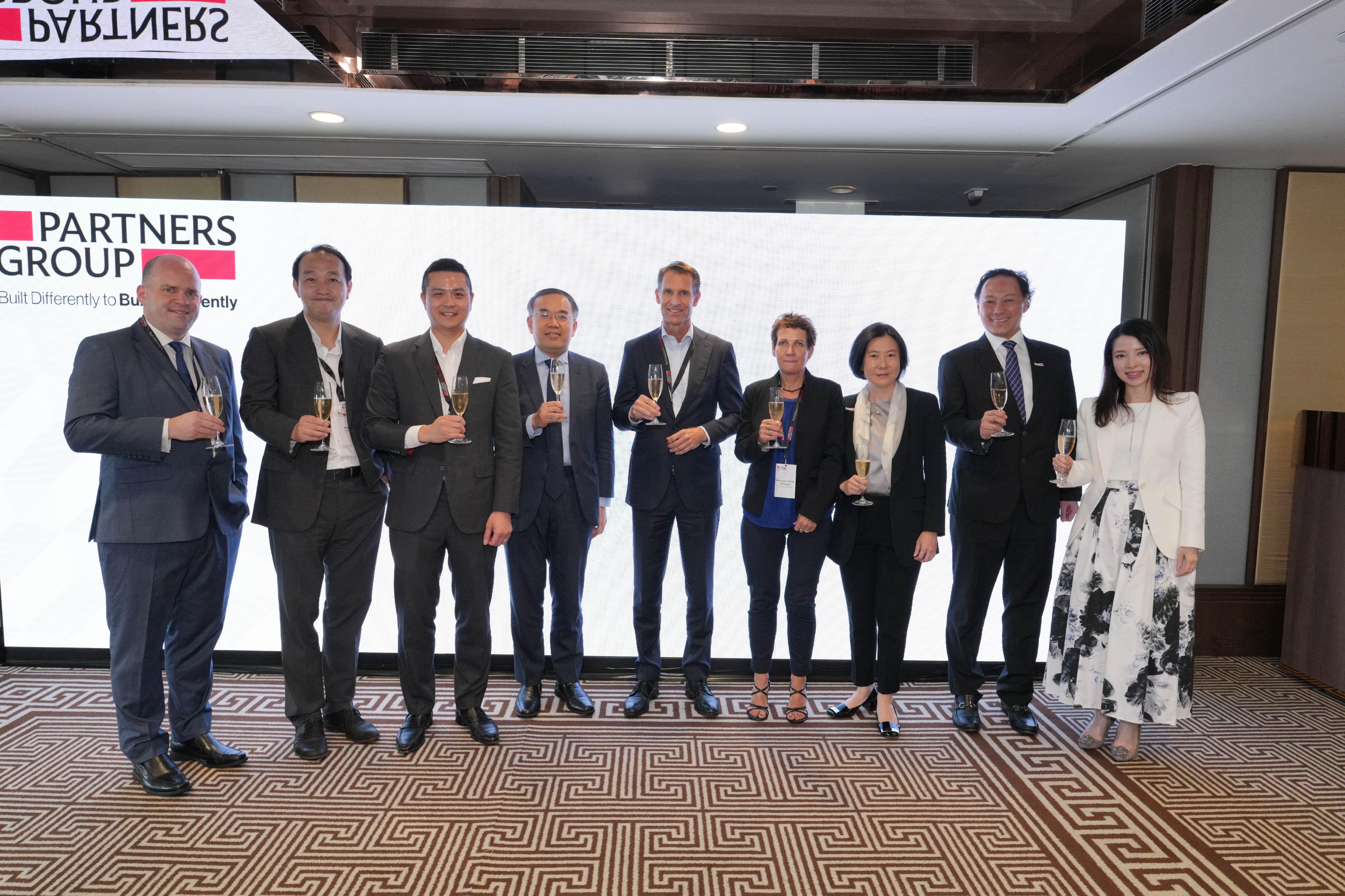 The Secretary for Financial Services and the Treasury, Mr Christopher Hui, attends the Partners Group Hong Kong Office Grand Opening Event today (June 21). Photo shows Mr Hui (fourth left); the Director-General of Investment Promotion at Invest Hong Kong, Ms Alpha Lau (third right); the Executive Chairman of Partners Group, Mr Steffen Meister (fifth left); and other guests toasting at the event.