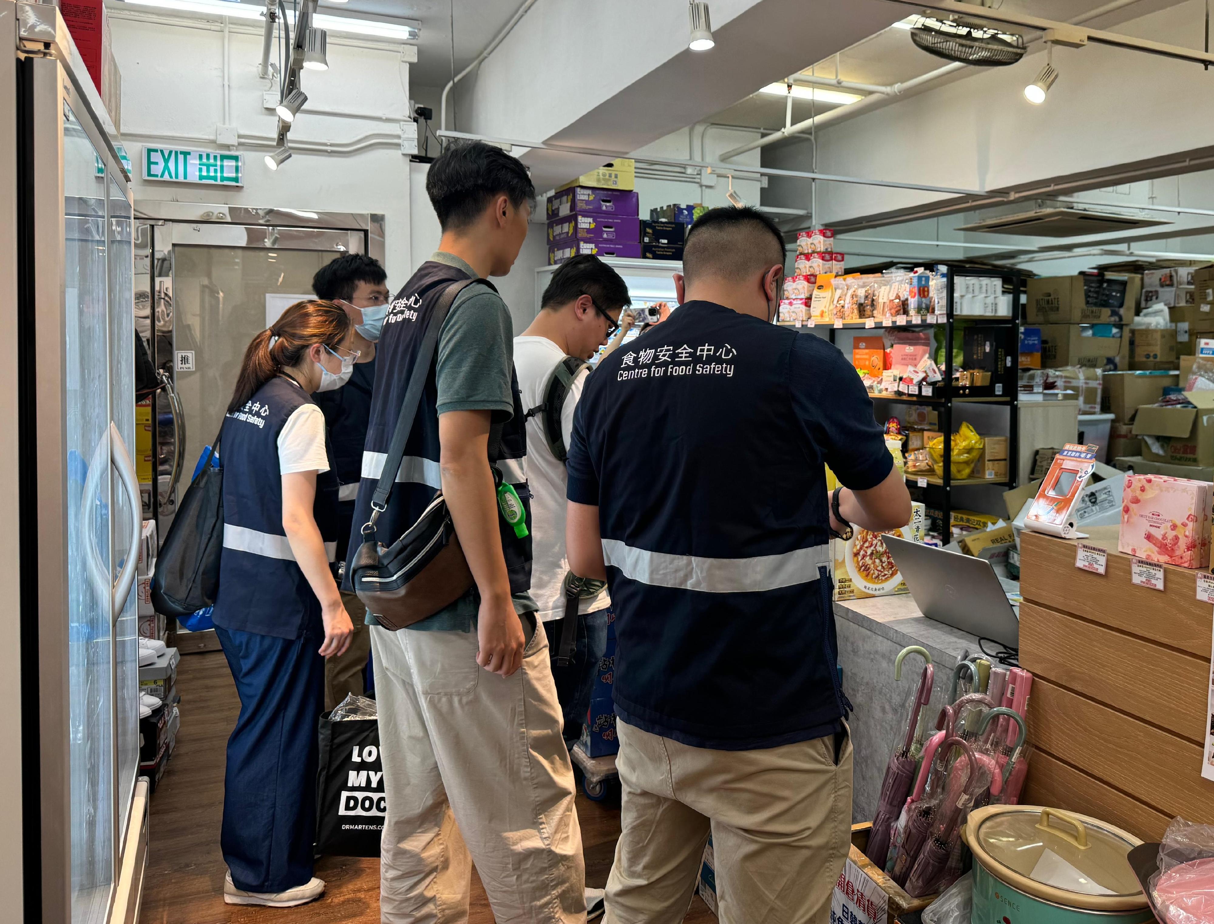 The Centre for Food Safety (CFS) of the Food and Environmental Hygiene Department announced today (June 21) that the CFS conducted a blitz operation against irregularities in the labelling of prepackaged food products on June 19. Photo shows CFS officers inspecting a collection point of an online platform.