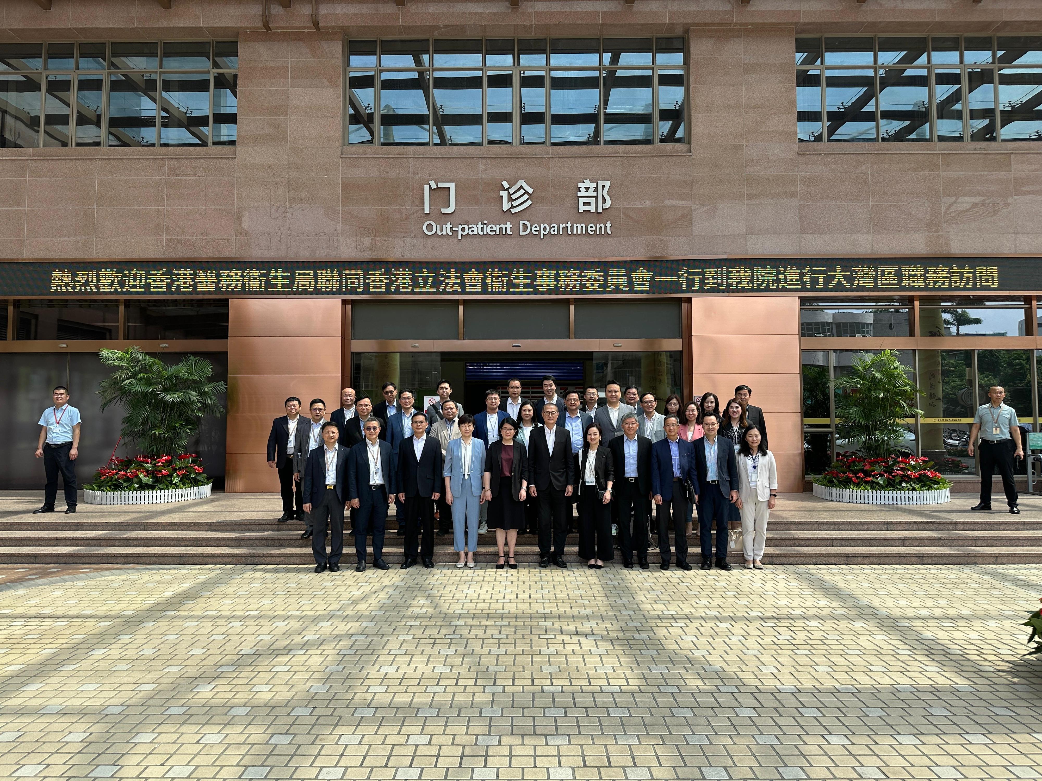 The Secretary for Health, Professor Lo Chung-mau, led a delegation comprising representatives of the Health Bureau, the Department of Health and the Hospital Authority, together with Legislative Council (LegCo) Members, to pay a duty visit to ZhongShan Chenxinghai Hospital of Integrated Traditional Chinese and Western Medicine (ZS CXH Hospital) today (June 22). Photo shows Professor Lo (front row, sixth right); the Permanent Secretary for Health, Mr Thomas Chan (front row, fourth right); the Chairman of the LegCo Panel on Health Services, Ms Chan Hoi-yan (front row, fifth right); the Deputy Chairman, Dr David Lam (front row, third right); and other LegCo Members; as well as other members of the delegation with representatives of the Zhongshan Municipal People's Government; the President of ZS CXH Hospital, Mr Huang Hanwei (front row, first left), and representatives of the hospital.