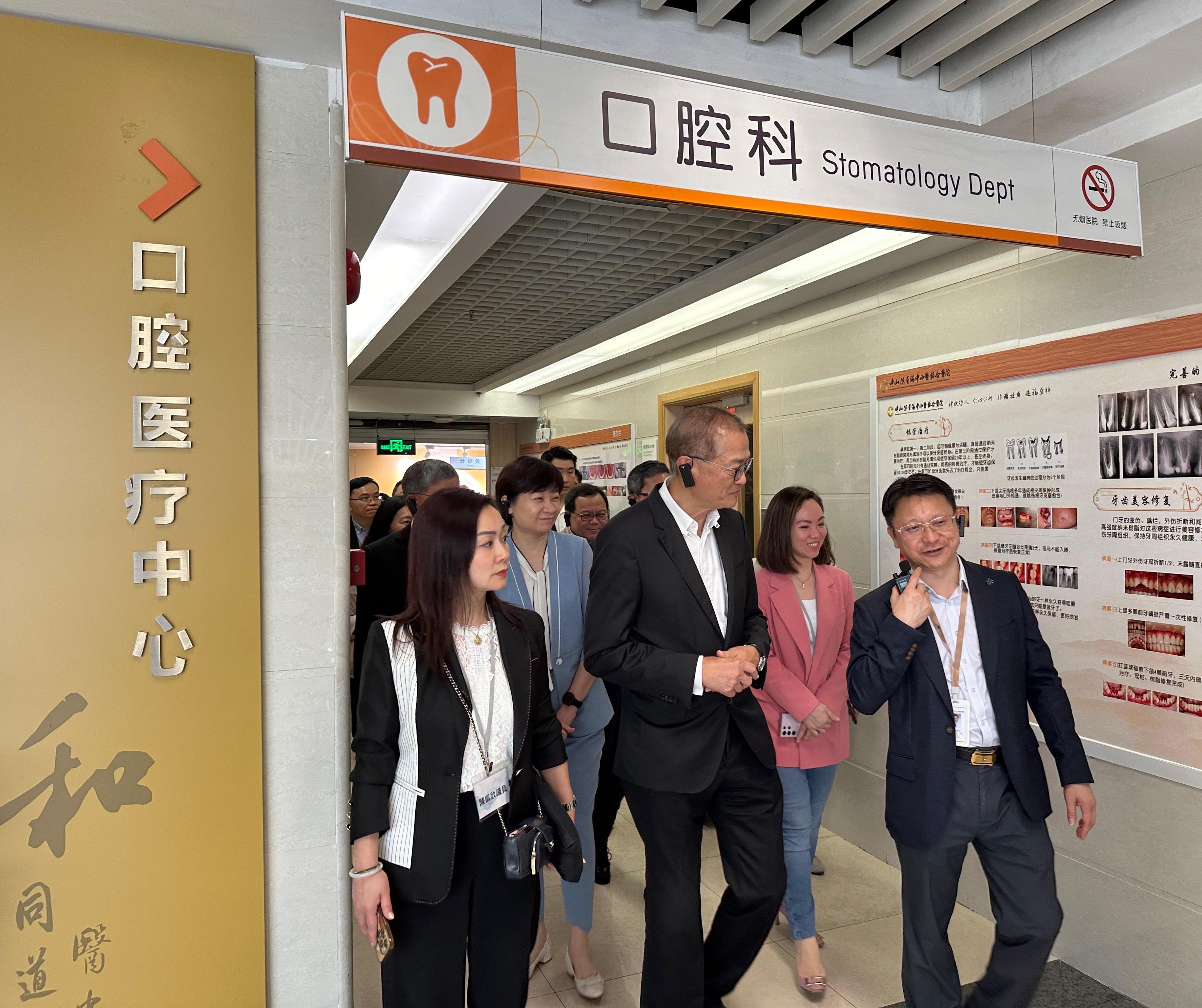 The Secretary for Health, Professor Lo Chung-mau (third right), together with the Chairman of the Legislative Council (LegCo) Panel on Health Services, Ms Chan Hoi-yan (first left), and other LegCo Members toured the Stomatology Department at ZhongShan Chenxinghai Hospital of Integrated Traditional Chinese and Western Medicine in the company of the President of the hospital, Mr Huang Hanwei (first right), today (June 22).