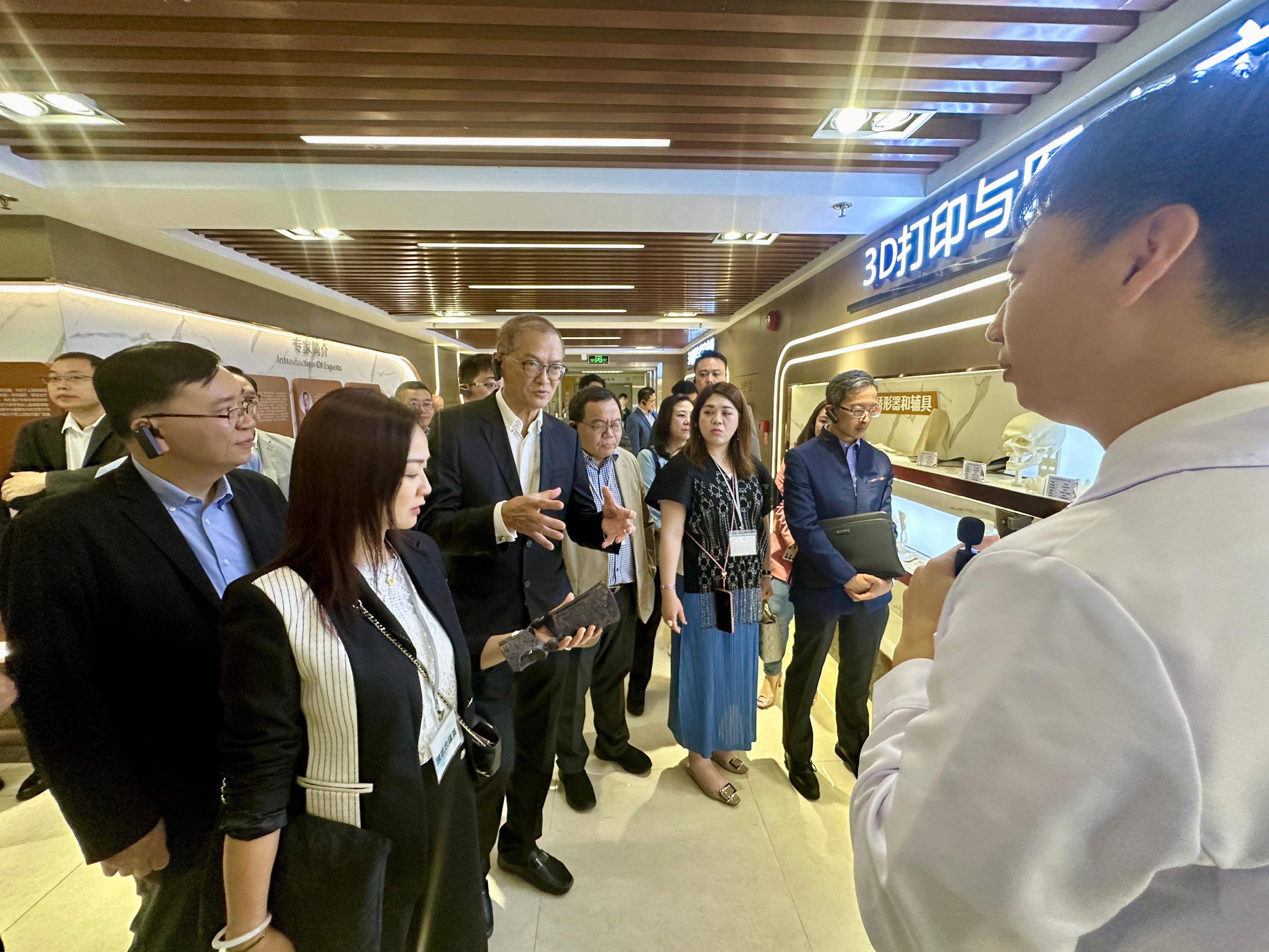 The Secretary for Health, Professor Lo Chung-mau (front row, second left), led a delegation comprising representatives of the Health Bureau, the Department of Health and the Hospital Authority, together with the Chairman of the Legislative Council (LegCo) Panel on Health Services, Ms Chan Hoi-yan (front row, first left); the Deputy Chairman, Dr David Lam (front row, first right); and other LegCo Members, to visit ZhongShan Chenxinghai Hospital of Integrated Traditional Chinese and Western Medicine in Zhongshan today (June 22) and toured its 3D Printing Application Center.