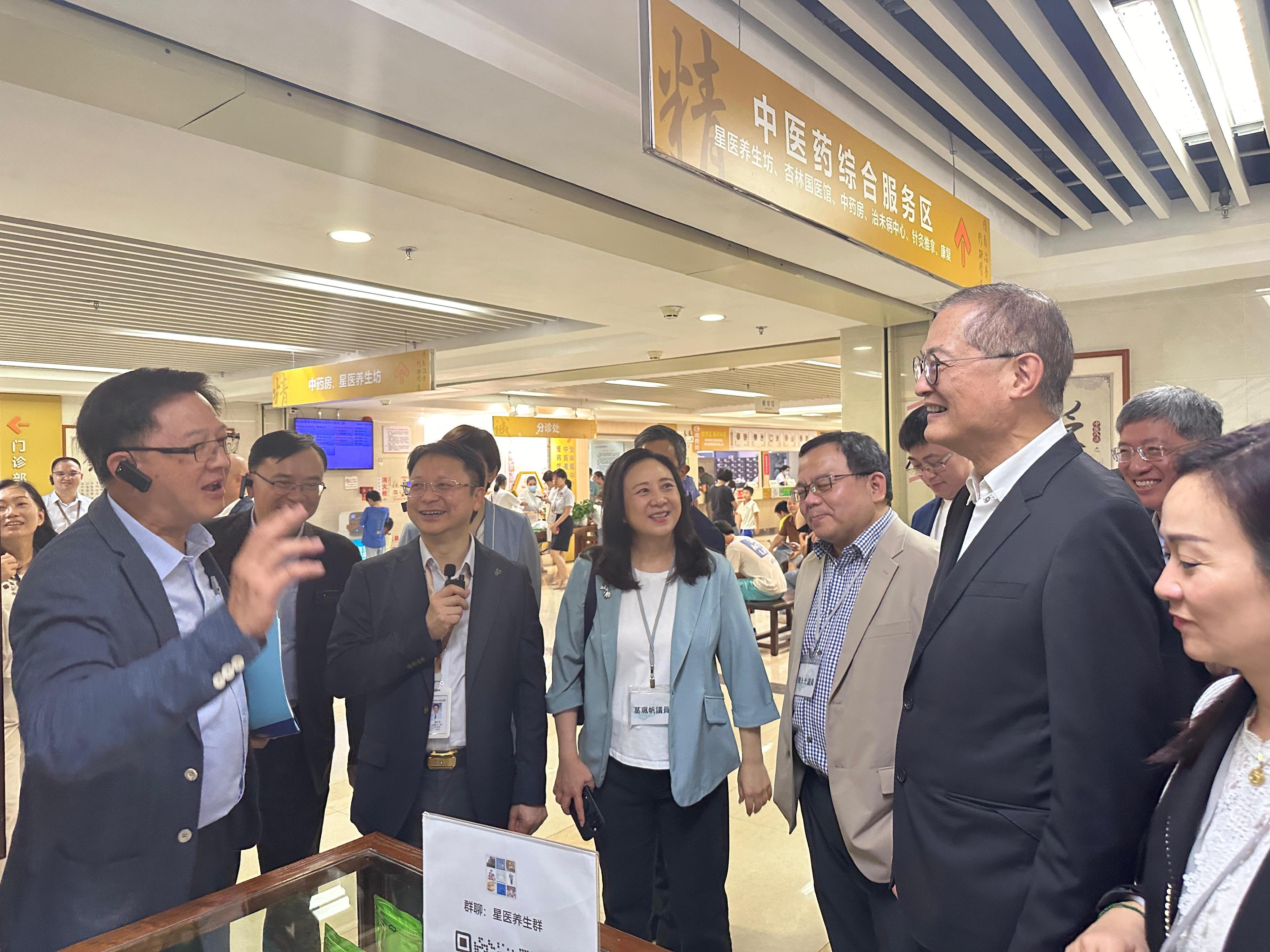 The Secretary for Health, Professor Lo Chung-mau, led a delegation comprising representatives of the Health Bureau, the Department of Health and the Hospital Authority, together with Legislative Council (LegCo) Members to visit ZhongShan Chenxinghai Hospital of Integrated Traditional Chinese and Western Medicine (ZS CXH Hospital) in Zhongshan today (June 22). Photo shows Professor Lo (front row, second right), the Permanent Secretary for Health, Mr Thomas Chan (back row, first right); the Chairman of the LegCo Panel on Health Services, Ms Chan Hoi-yan (front row, first right); and other LegCo Members listening to the introduction by the President of ZS CXH Hospital, Mr Huang Hanwei (front row, second left), on the hospital’s Chinese Medicine services.