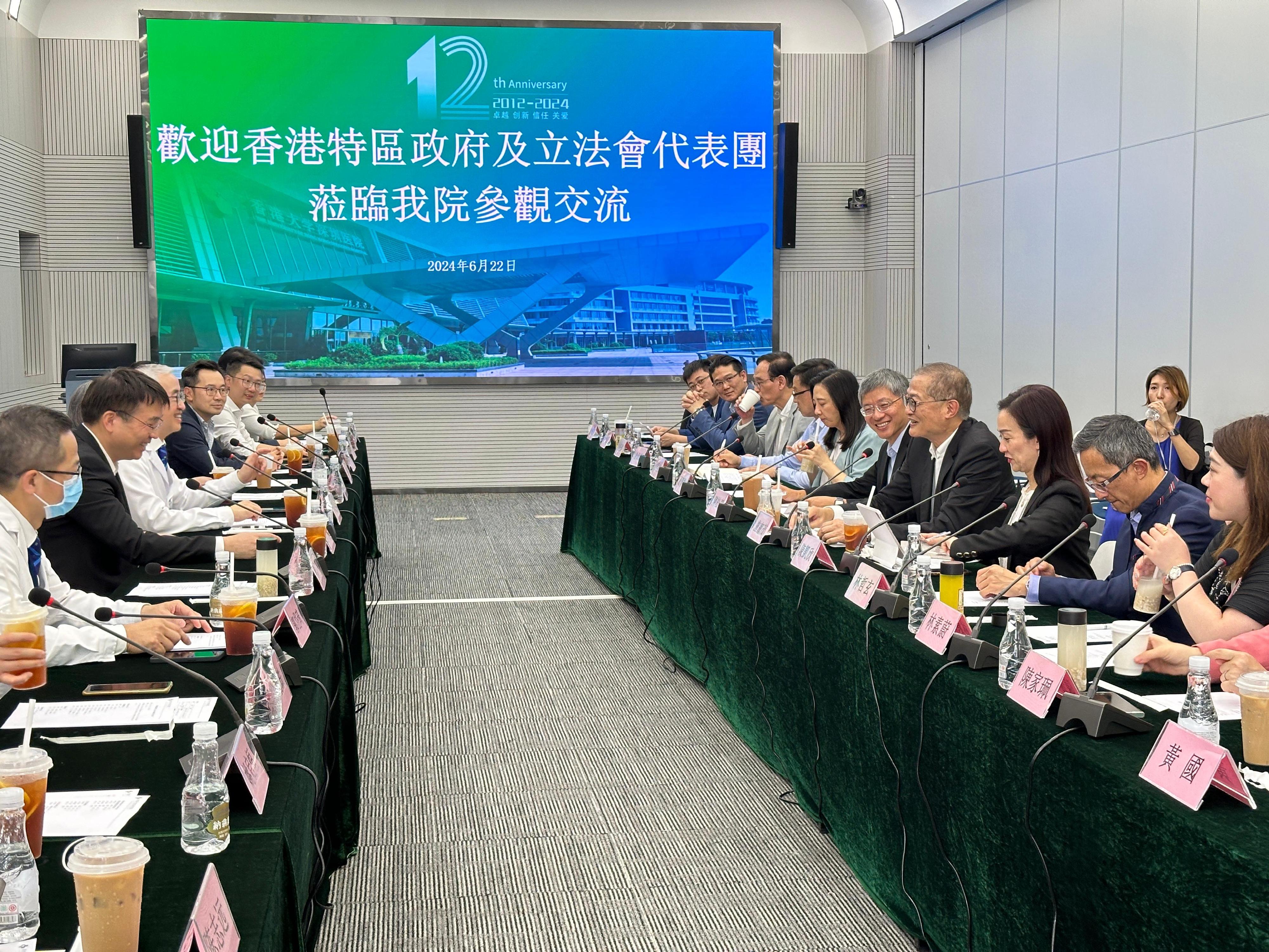 The Secretary for Health, Professor Lo Chung-mau (fourth right), together with the Chairman of the Legislative Council (LegCo) Panel on Health Services, Ms Chan Hoi-yan (third right); the Deputy Chairman, Dr David Lam (second right); and other LegCo Members, paid a duty visit to University of Hong Kong-Shenzhen Hospital (HKU-SZH) today (June 22) and listened to the sharing by the Hospital Chief Executive of the HKU-SZH, Professor Kenneth Cheung (third left), on the experience and practical arrangement in relation to the provision of cross-boundary medical services. The Permanent Secretary for Health, Mr Thomas Chan (fifth right), was also in attendance.