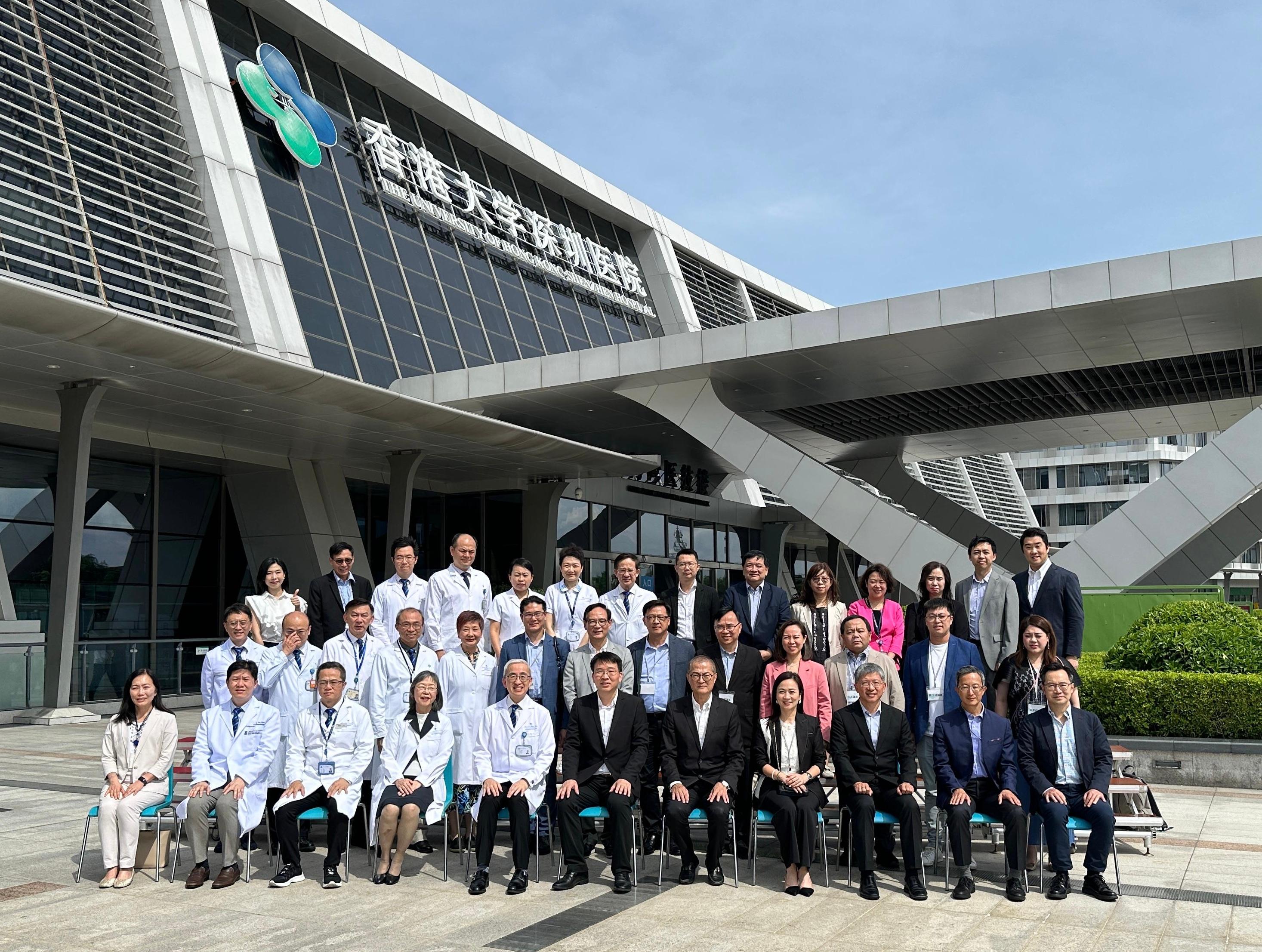 The Secretary for Health, Professor Lo Chung-mau, led a delegation comprising representatives of the Health Bureau, the Department of Health and the Hospital Authority, together with Legislative Council (LegCo) Members, to pay a duty visit to the University of Hong Kong-Shenzhen Hospital (HKU-SZH) today (June 22). Photo shows Professor Lo (front row, fifth right); the Permanent Secretary for Health, Mr Thomas Chan (front row, third right); the Chairman of the LegCo Panel on Health Services, Ms Chan Hoi-yan (front row, fourth right); the Deputy Chairman, Dr David Lam (front row, second right); and other LegCo Members; as well as other members of the delegation with the Hospital Chief Executive of the HKU-SZH, Professor Kenneth Cheung (front row, fifth left), and representatives of the hospital.