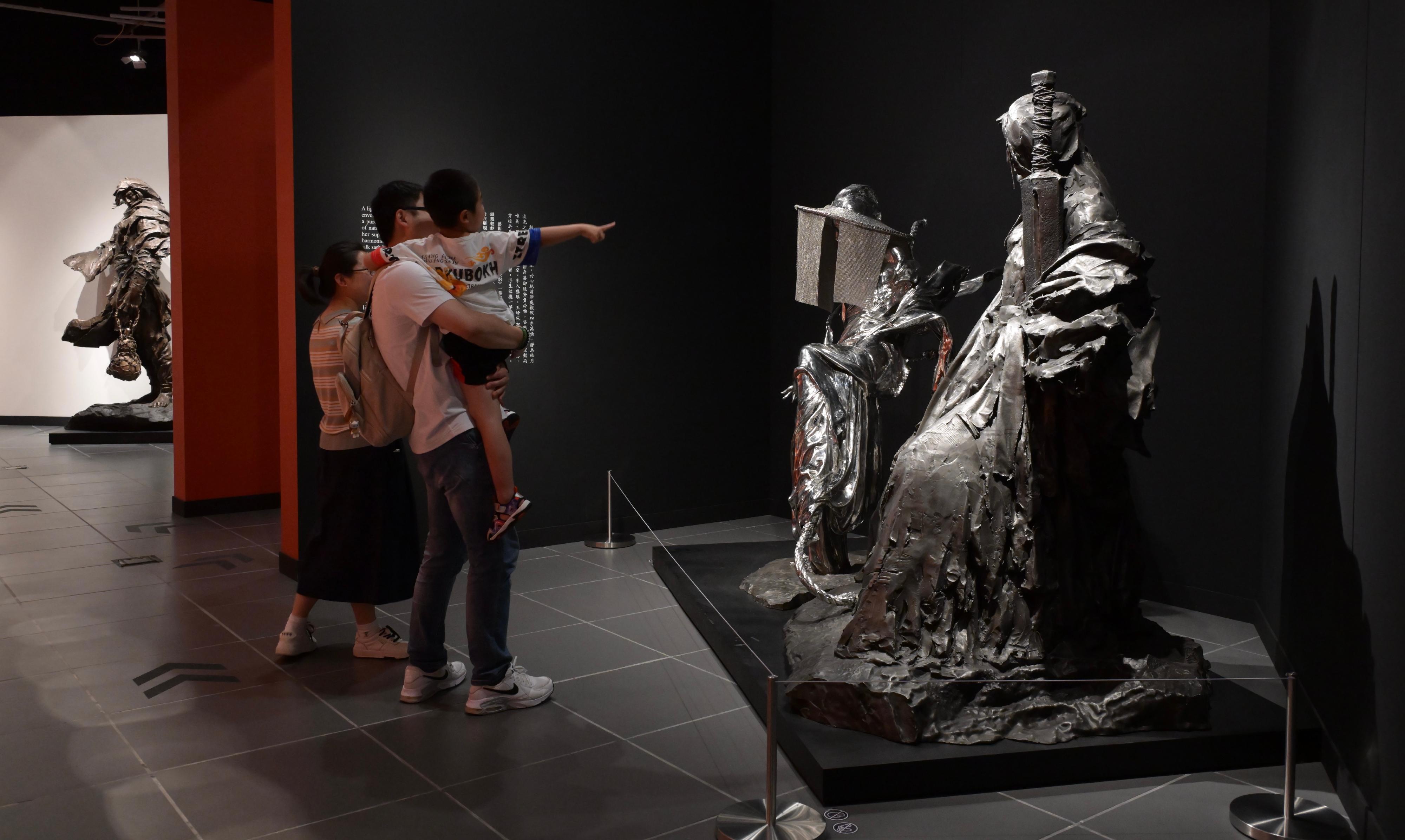 香港文化博物馆的「侠之大者──金庸百年诞辰纪念．任哲雕塑展」自三月十六日开展以来，已有二十万人次前来参观。图示市民参观展览。