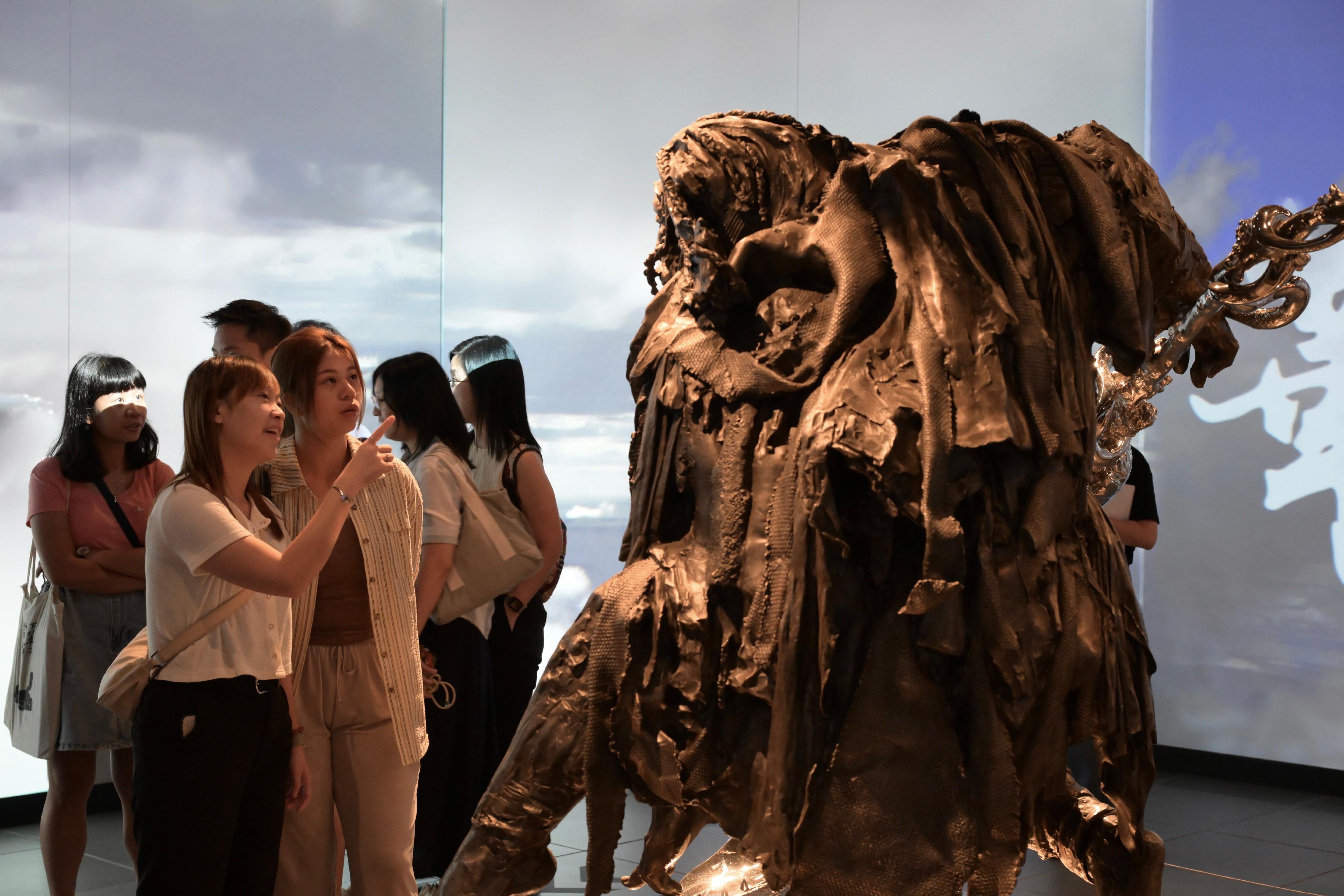 The “A Path to Glory - Jin Yong’s Centennial Memorial, Sculpted by Ren Zhe” exhibition at the Hong Kong Heritage Museum has reached 200 000 visitors since its opening on March 16. Photo shows visitors touring the exhibition.