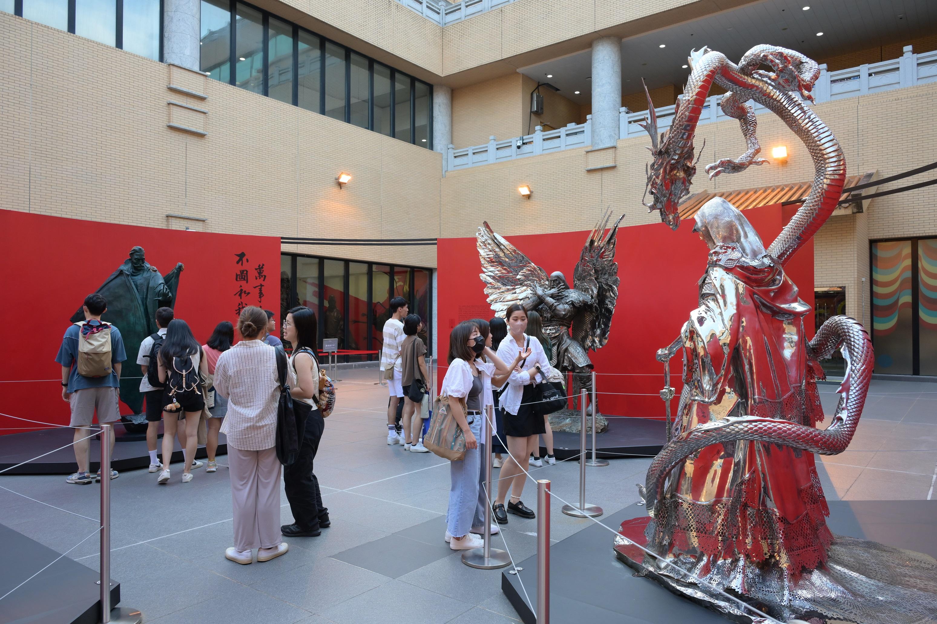 The “A Path to Glory - Jin Yong’s Centennial Memorial, Sculpted by Ren Zhe” exhibition at the Hong Kong Heritage Museum has reached 200 000 visitors since its opening on March 16. Photo shows visitors touring the exhibition.