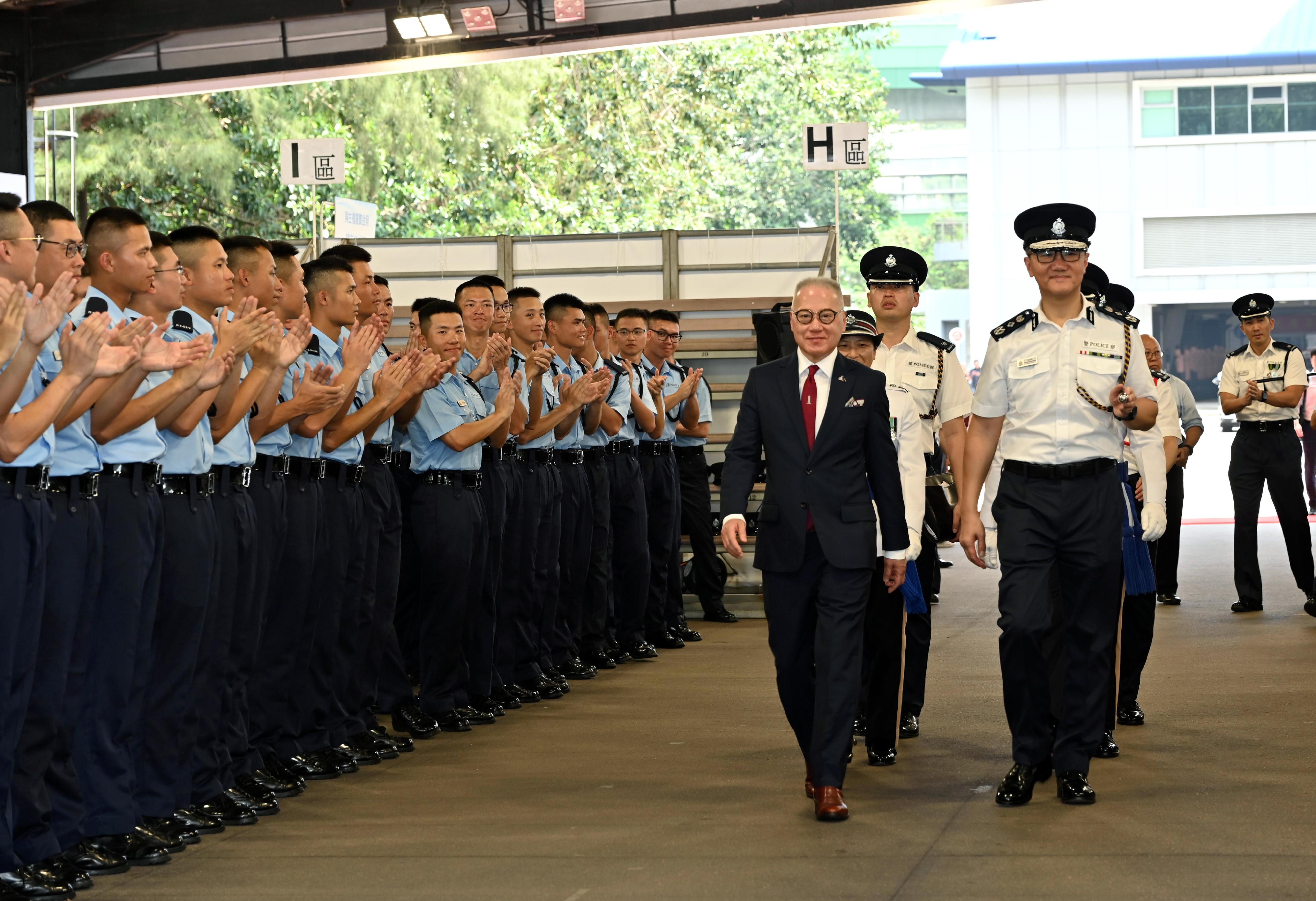 The Executive Committee Chairman of the Community Chest of Hong Kong, Dr Kwok Siu-ming (front row, second right), accompanied by the Commissioner of Police, Mr Siu Chak-yee (front row, first right), meets graduates after the passing-out parade held at the Hong Kong Police College today (June 22).