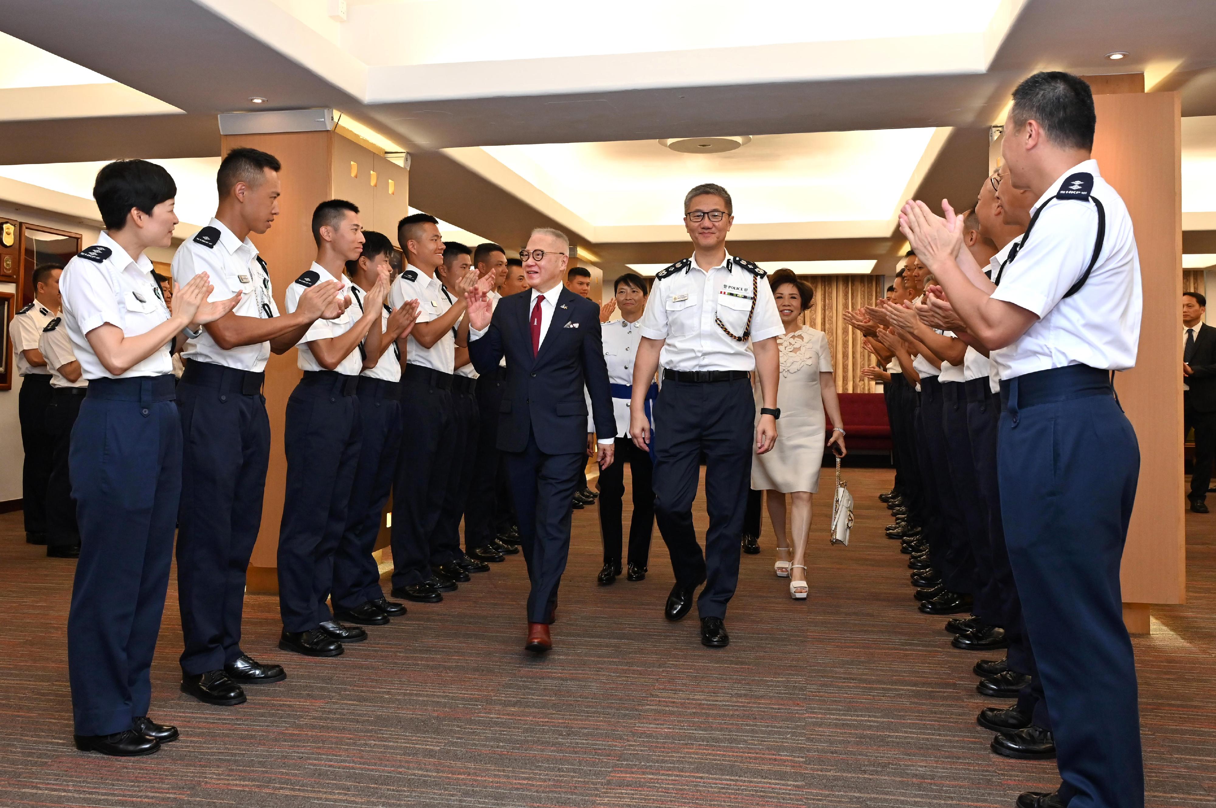 The Executive Committee Chairman of the Community Chest of Hong Kong, Dr Kwok Siu-ming (third right), and the Commissioner of Police, Mr Siu Chak-yee (second right) congratulate the probationary inspectors after the passing-out parade held at the Hong Kong Police College today (June 22).