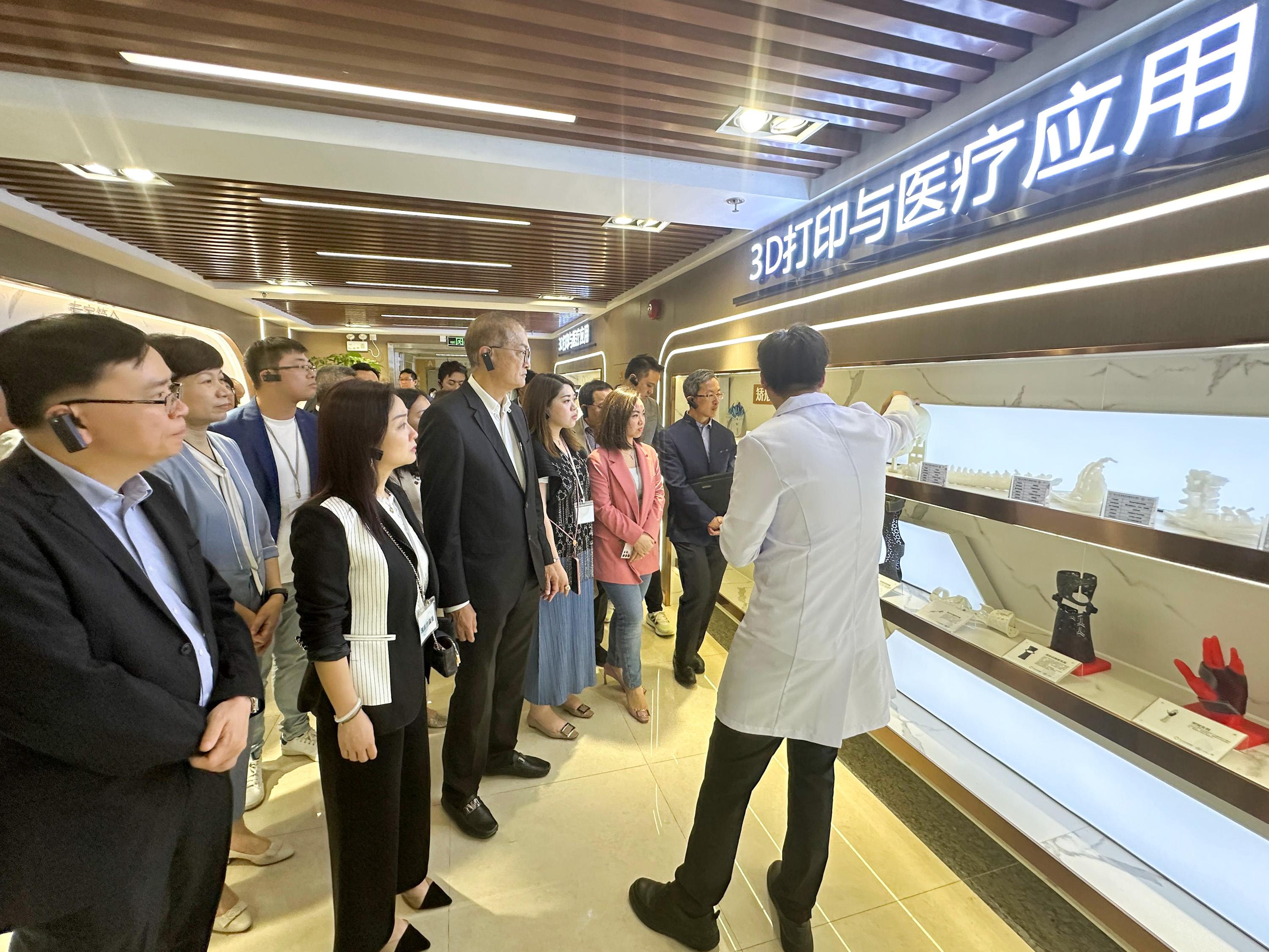 The Legislative Council Panel on Health Services conducts a duty visit to two hospitals of Tier III Class A in Zhongshan and Shenzhen today (June 22). Photo shows Members receiving a briefing on the application of innovation technology for medical purpose by a representative of the ZhongShan Chenxinghai Hospital of Integrated Traditional Chinese and Western Medicine.
