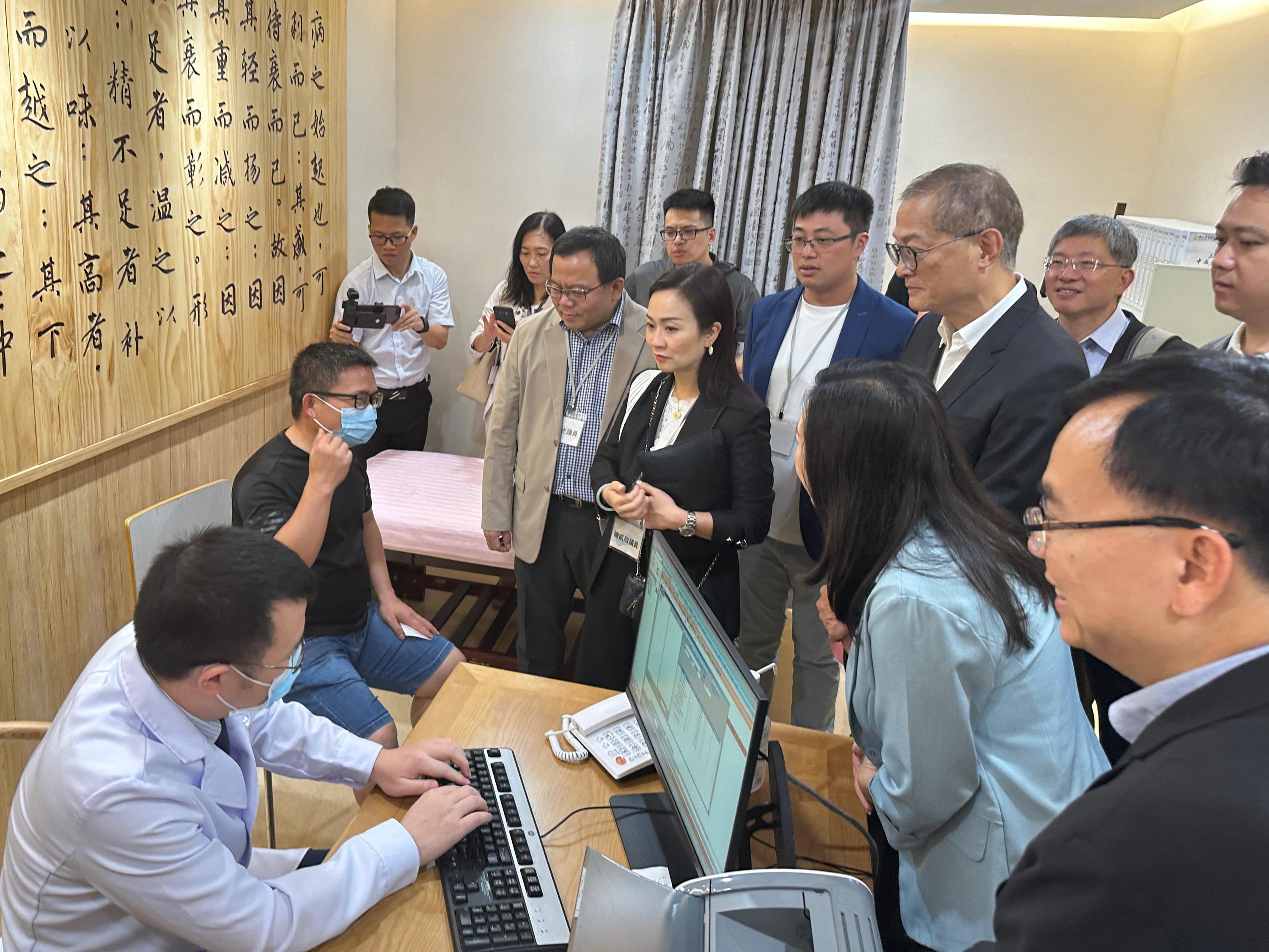 The Legislative Council Panel on Health Services conducts a duty visit to two hospitals of Tier III Class A in Zhongshan and Shenzhen today (June 22). Photo shows Members observing a patient receiving medical treatment at the ZhongShan Chenxinghai Hospital of Integrated Traditional Chinese and Western Medicine.
