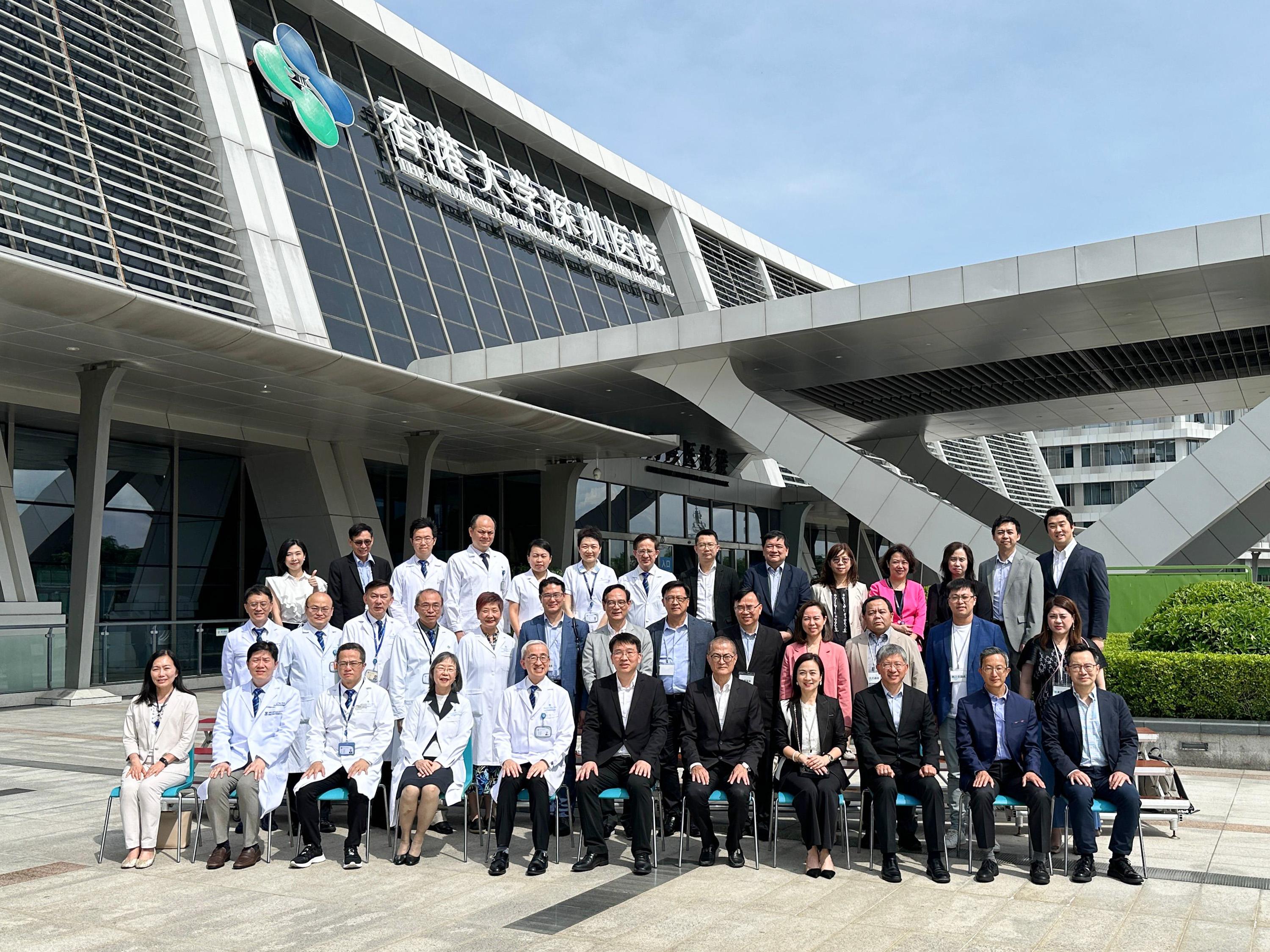 The Legislative Council (LegCo) Panel on Health Services conducts a duty visit to two hospitals of Tier III Class A in Zhongshan and Shenzhen today (June 22). Photo shows the Chairman of the LegCo Panel on Health Services, Ms Chan Hoi-yan (front row, fourth right); the Deputy Chairman, Dr David Lam (front row, second right); other LegCo Members; the Secretary for Health, Professor Lo Chung-mau (front row, fifth right); representatives of the Government, and representatives of the University of Hong Kong-Shenzhen Hospital.