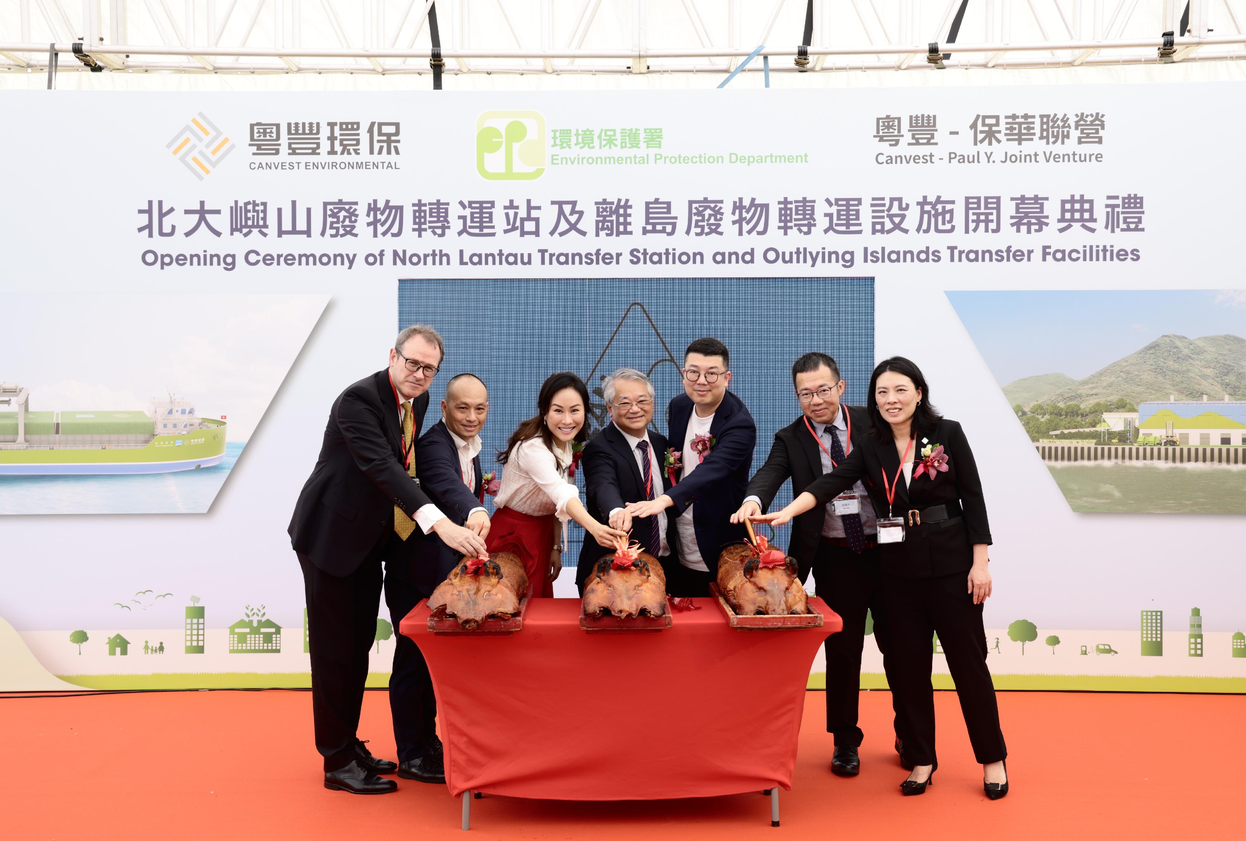 The Environmental Protection Department (EPD) today (June 24) held a ceremony for the North Lantau Transfer Station and Outlying Islands Transfer Facilities Second Follow-On Contract. Photo shows the Director of Environmental Protection, Dr Samuel Chui (centre), and Deputy Director of Environmental Protection Mr Raymond Wu (second right) attending the ceremony with representatives of the contractor and other guests.