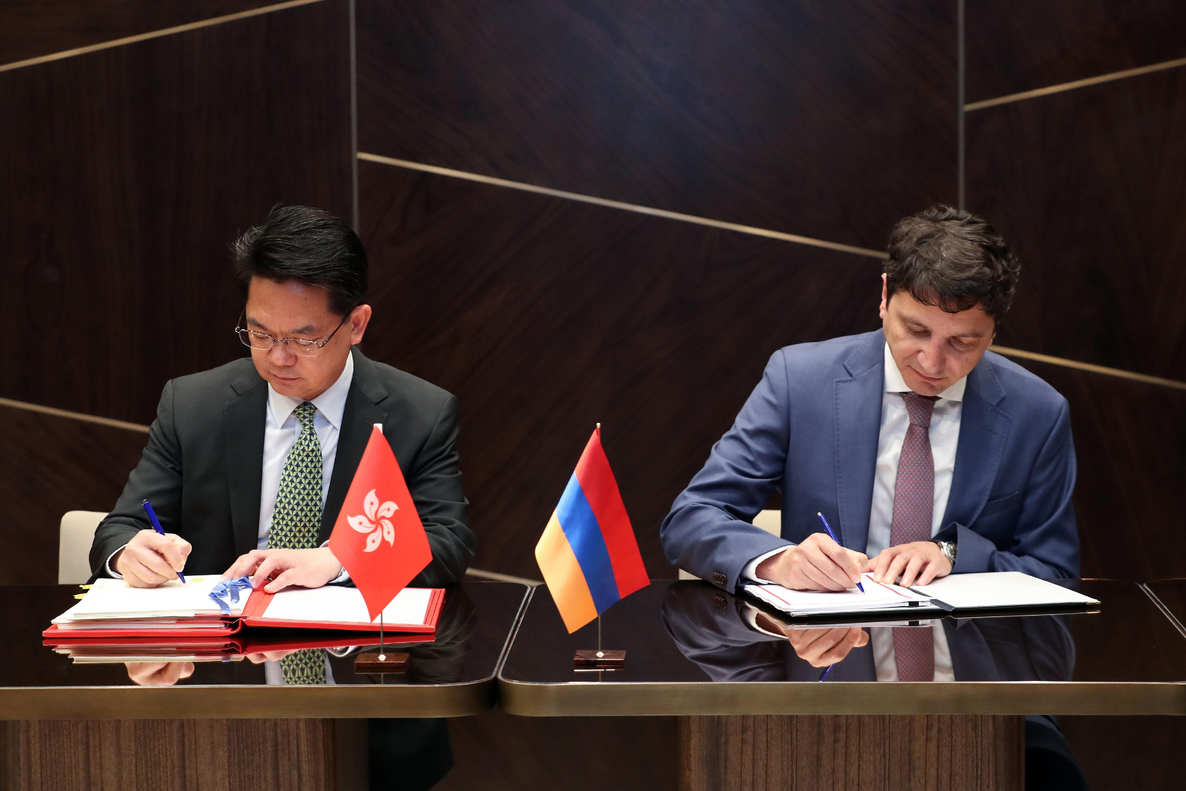 税务局局长谭大鹏（左）和亚美尼亚财政部长Vahe Hovhannisyan（右）今日（埃里温时间六月二十四日）在埃里温签署全面性避免双重课税协定。