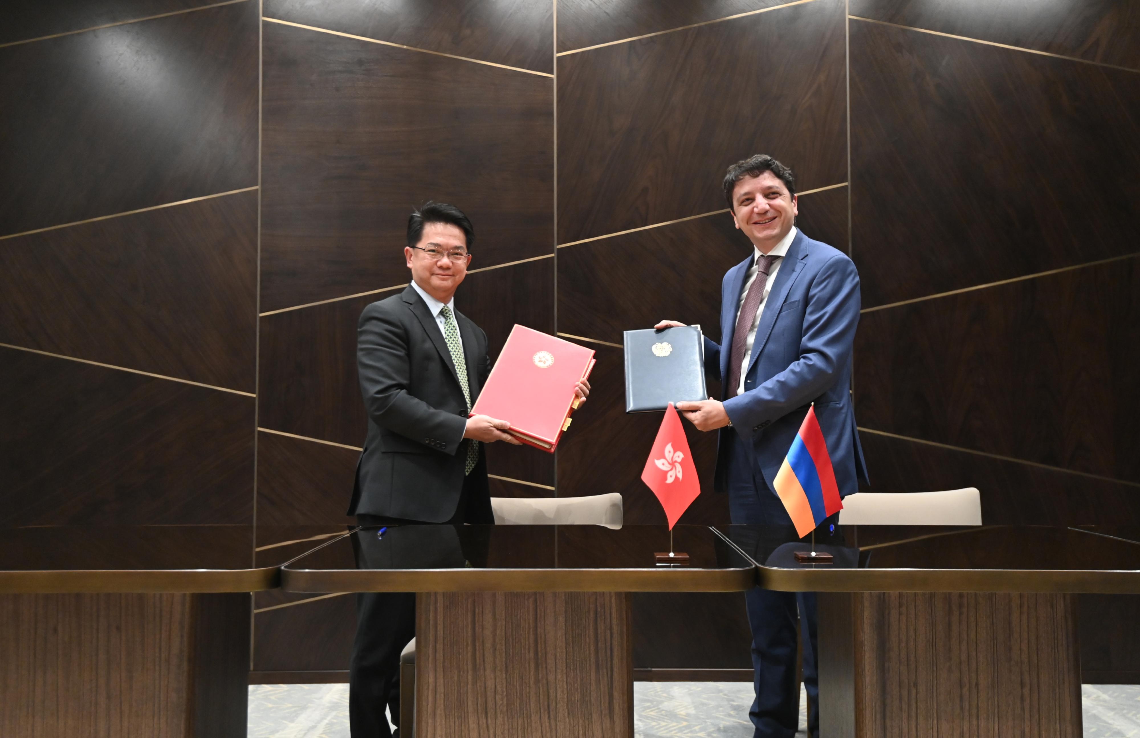 税务局局长谭大鹏（左）和亚美尼亚财政部长Vahe Hovhannisyan（右）今日（埃里温时间六月二十四日）在签署全面性避免双重课税协定后交换文件。