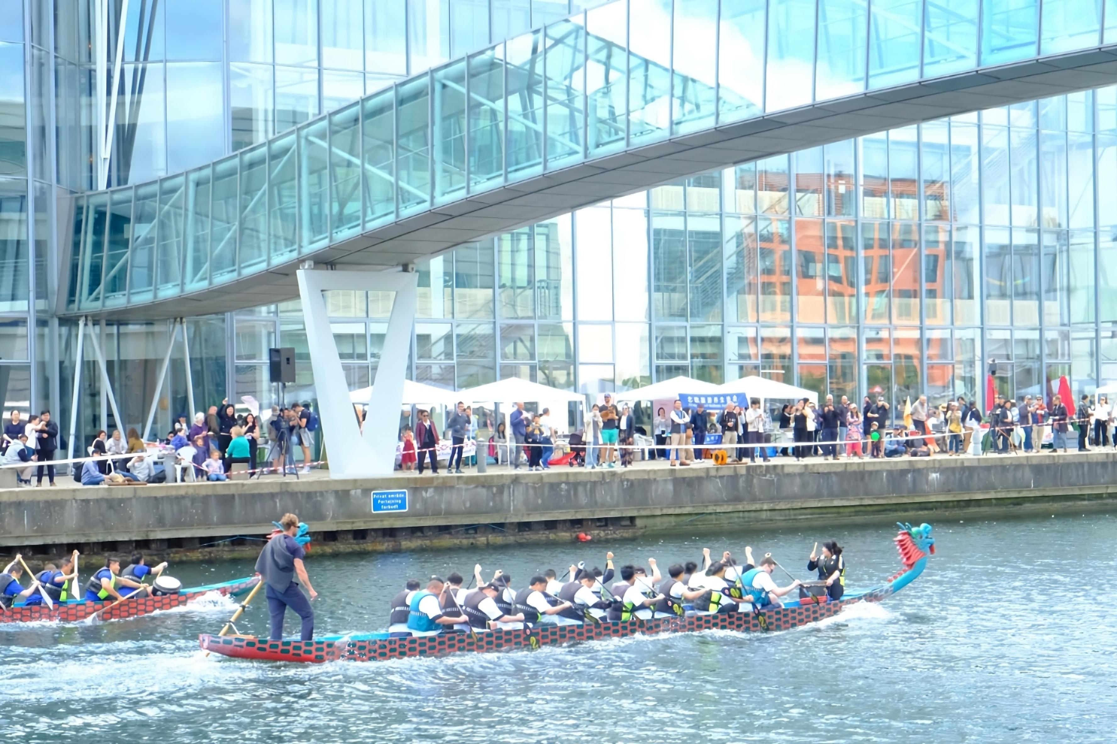 With the support of the Hong Kong Economic and Trade Office, London, the Copenhagen Dragon Boat Festival 2024 was held June 22 and 23 (Copenhagen time) in Copenhagen, Denmark; and the 2024 UK Chinese Dragon Boat Festival was held June 8 and 9 (London time) in Manchester, United Kingdom. Photo shows athletes in a dragon boat race going all out to compete for the championship in Copenhagen.