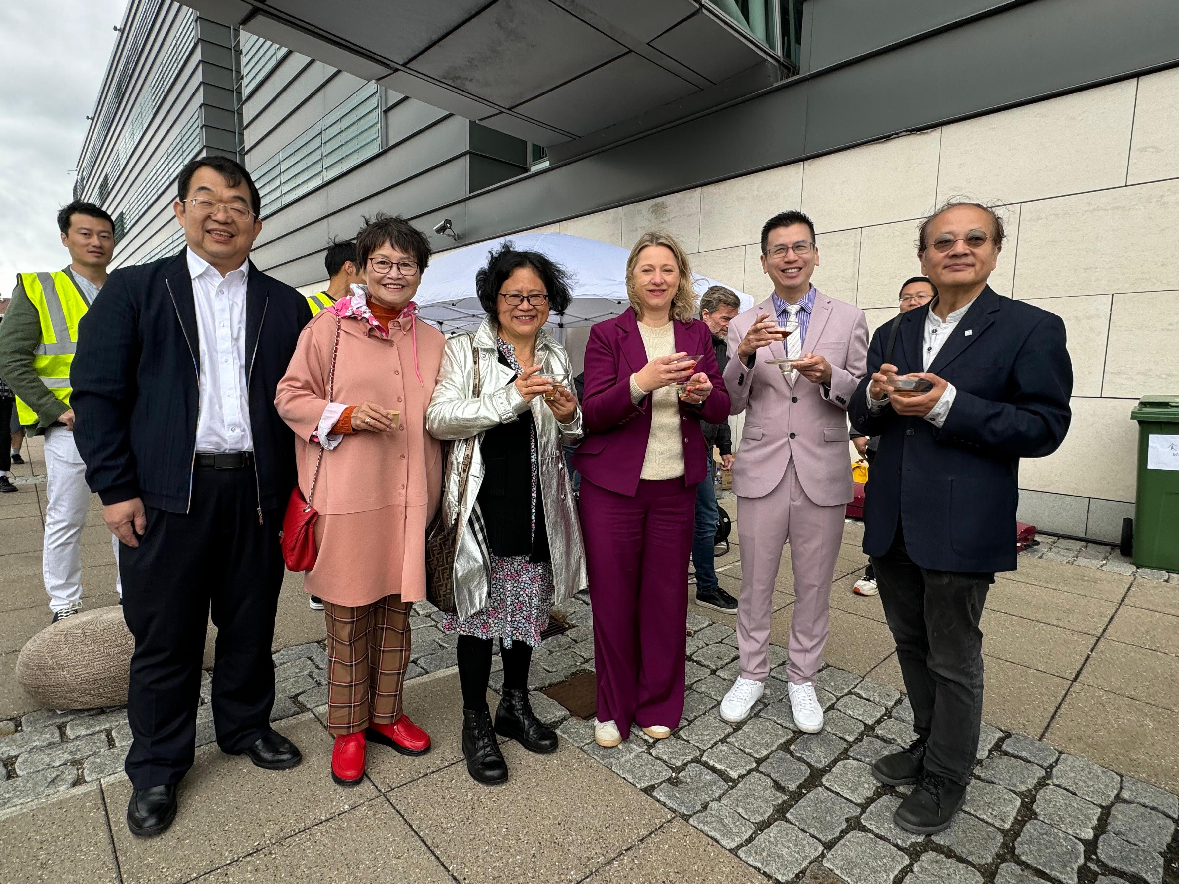 With the support of the Hong Kong Economic and Trade Office, London, the Copenhagen Dragon Boat Festival 2024 was held June 22 and 23 (Copenhagen time) in Copenhagen, Denmark; and the 2024 UK Chinese Dragon Boat Festival was held June 8 and 9 (London time) in Manchester, United Kingdom. Photo shows (from right) the Director of the China Culture Center in Copenhagen, Mr Zheng Wen; the Director-General of the London ETO, Mr Gilford Law; and the Lord Mayor of Copenhagen, Ms Sophie Hæstorp Andersen enjoying the Chinese tea culture with other audience members at the festival.
