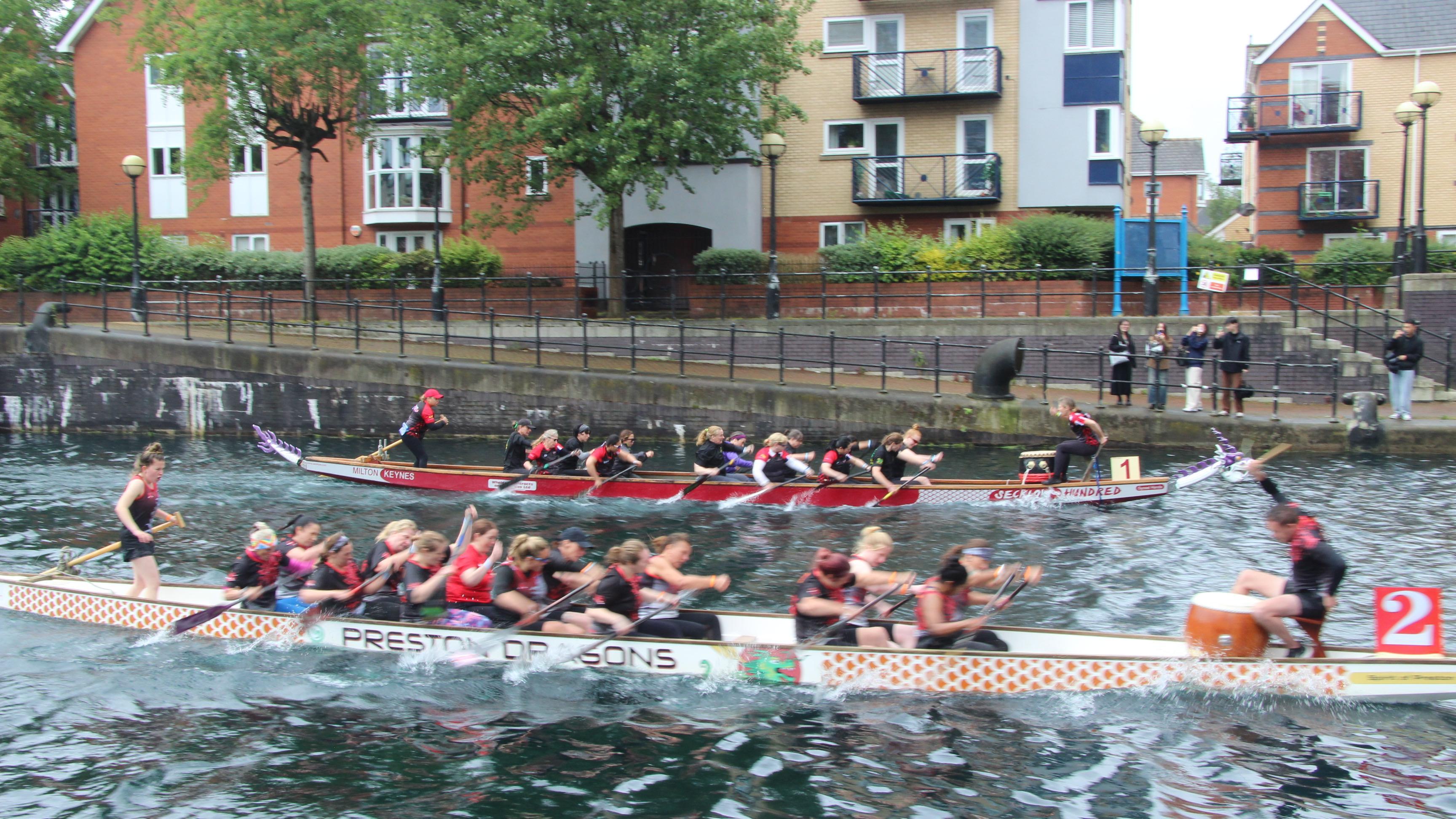 With the support of the Hong Kong Economic and Trade Office, London, the Copenhagen Dragon Boat Festival 2024 was held June 22 and 23 (Copenhagen time) in Copenhagen, Denmark; and the 2024 UK Chinese Dragon Boat Festival was held June 8 and 9 (London time) in Manchester, United Kingdom (UK). Photo shows that athletes of a dragon boat race in Manchester, UK, were full of enthusiasm as they competed for the best result.
