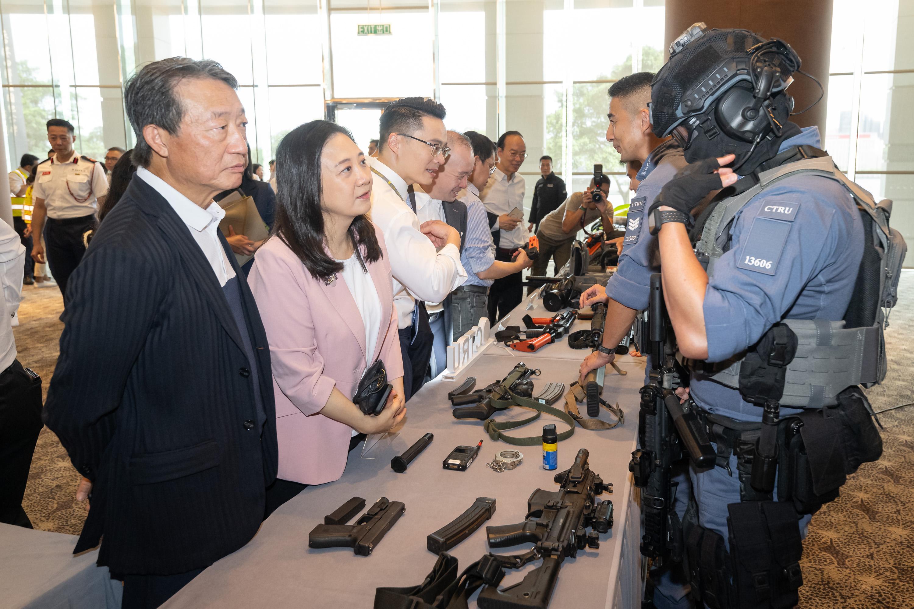 立法会保安事务委员会今日（六月二十四日）视察于香港会议展览中心举行，代号「劲弩」的跨部门反恐演习。图示立法会议员了解演习使用的工具。