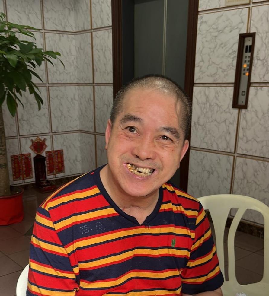 Tsang Chi-man, aged 62, is about 1.7 metres tall, 90 kilograms in weight and of fat build. He has a round face with yellow complexion and short black hair. He was last seen wearing a grey T-shirt, black and white shorts, black slippers and carrying a black crossbody bag.