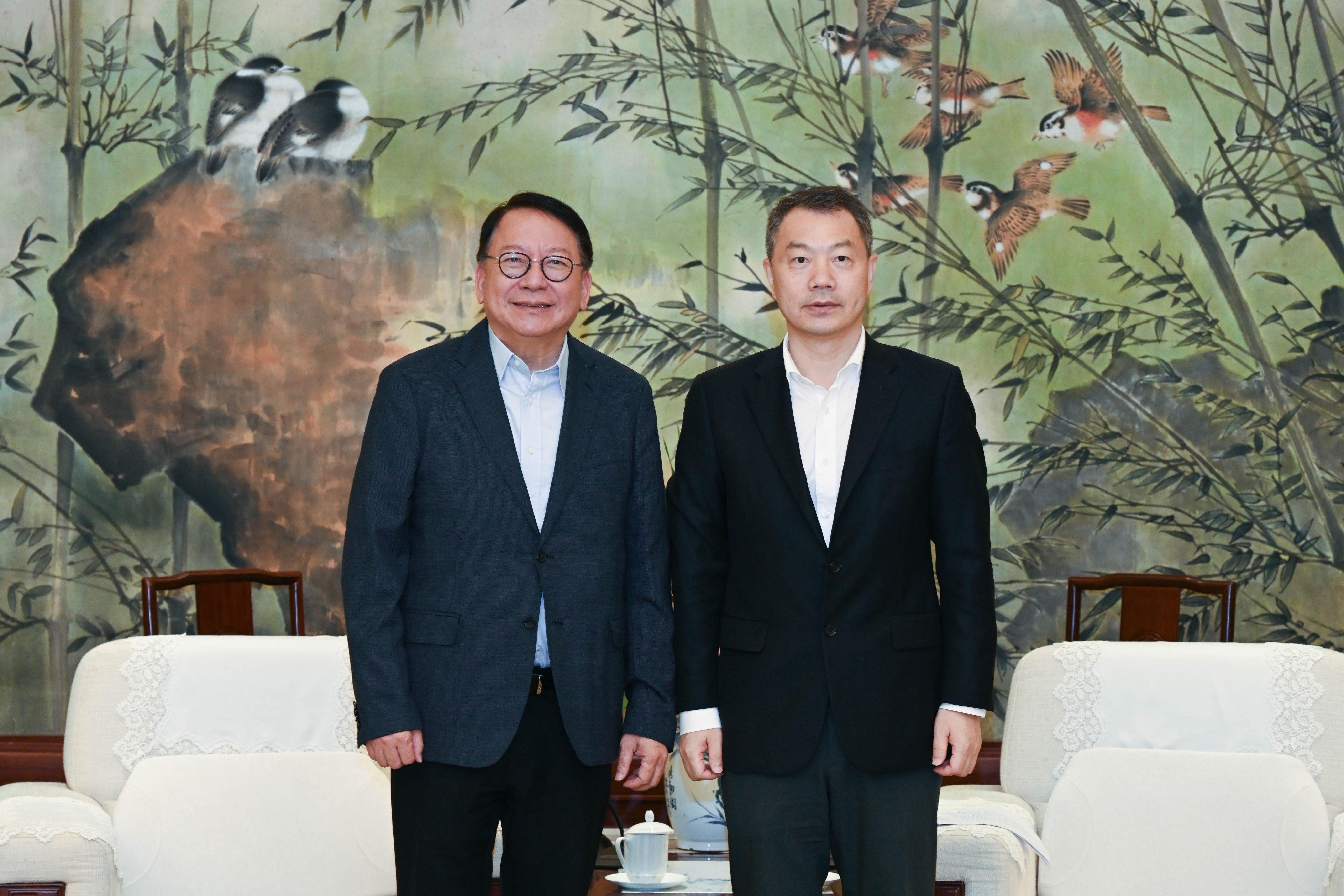 陳國基（左）與上海市副市長陳傑（右）會面，討論滬港共同關注的事宜，加強各方面的交流合作。