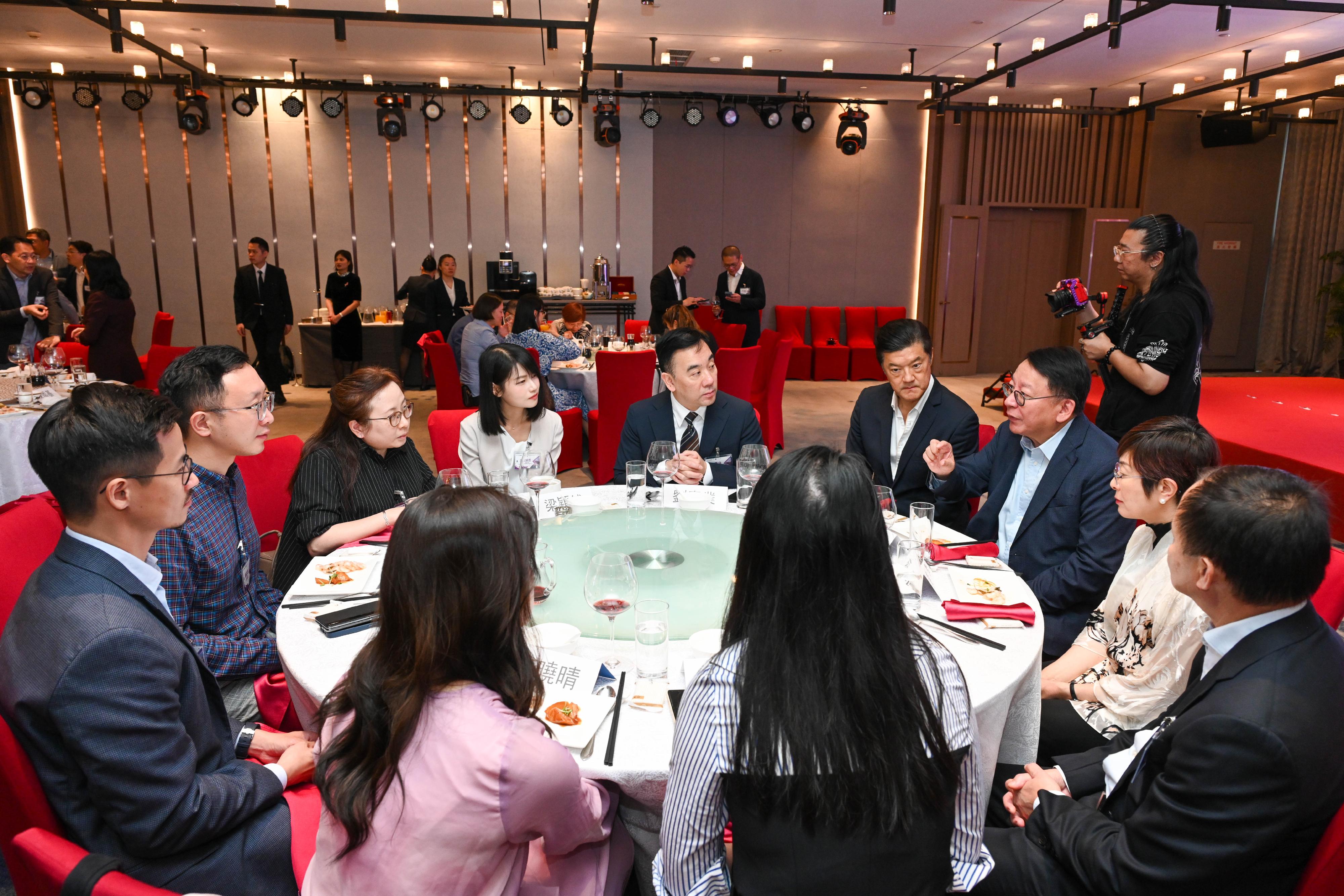 陳國基（左七）在上海香港聯會舉辦的與在滬港人見面會上與在滬港人和港商代表交流。