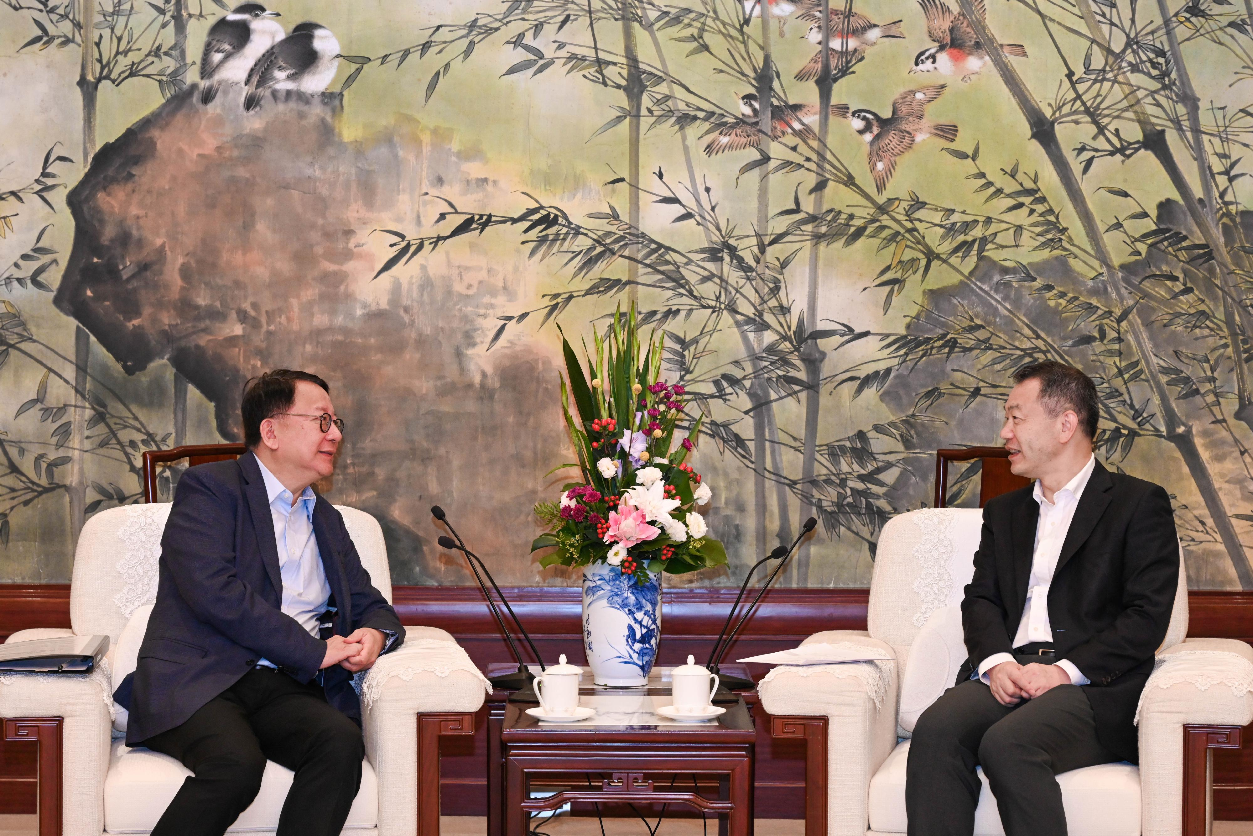 The Chief Secretary for Administration, Mr Chan Kwok-ki, visited Shanghai today (June 25). Photo shows Mr Chan (left) meeting Vice Mayor of Shanghai Mr Chen Jie (right) to discuss issues of mutual concern and strengthen exchanges and co-operation in various aspects.