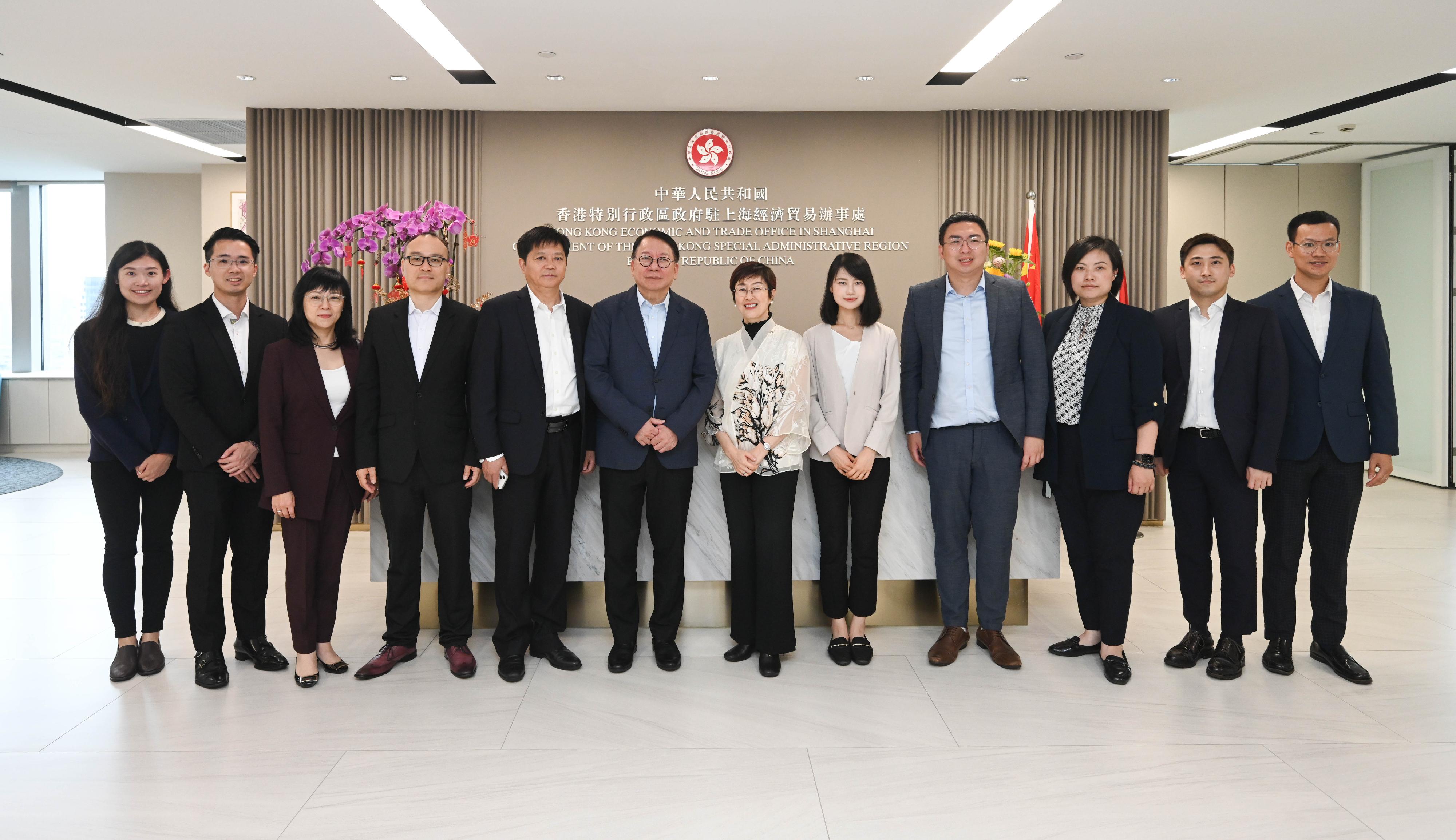 The Chief Secretary for Administration, Mr Chan Kwok-ki, visited Shanghai today (June 25). Photo shows Mr Chan (sixth left), accompanied by the Director of the Hong Kong Economic and Trade Office in Shanghai (SHETO), Mrs Laura Aron (seventh left), visiting the SHETO to learn about its daily operations.