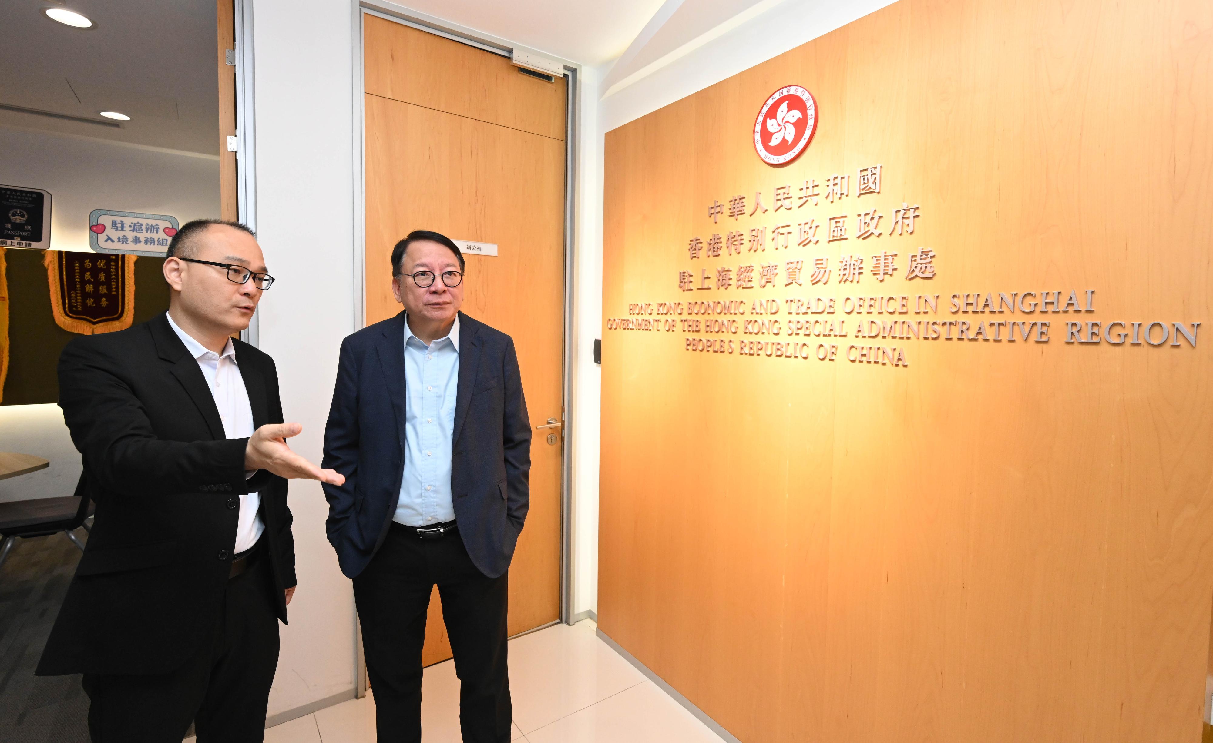 The Chief Secretary for Administration, Mr Chan Kwok-ki, visited Shanghai today (June 25). Photo shows Mr Chan (right) visiting the Hong Kong Economic and Trade Office in Shanghai (SHETO) and knowing more about the work of the Immigration Division of the SHETO.