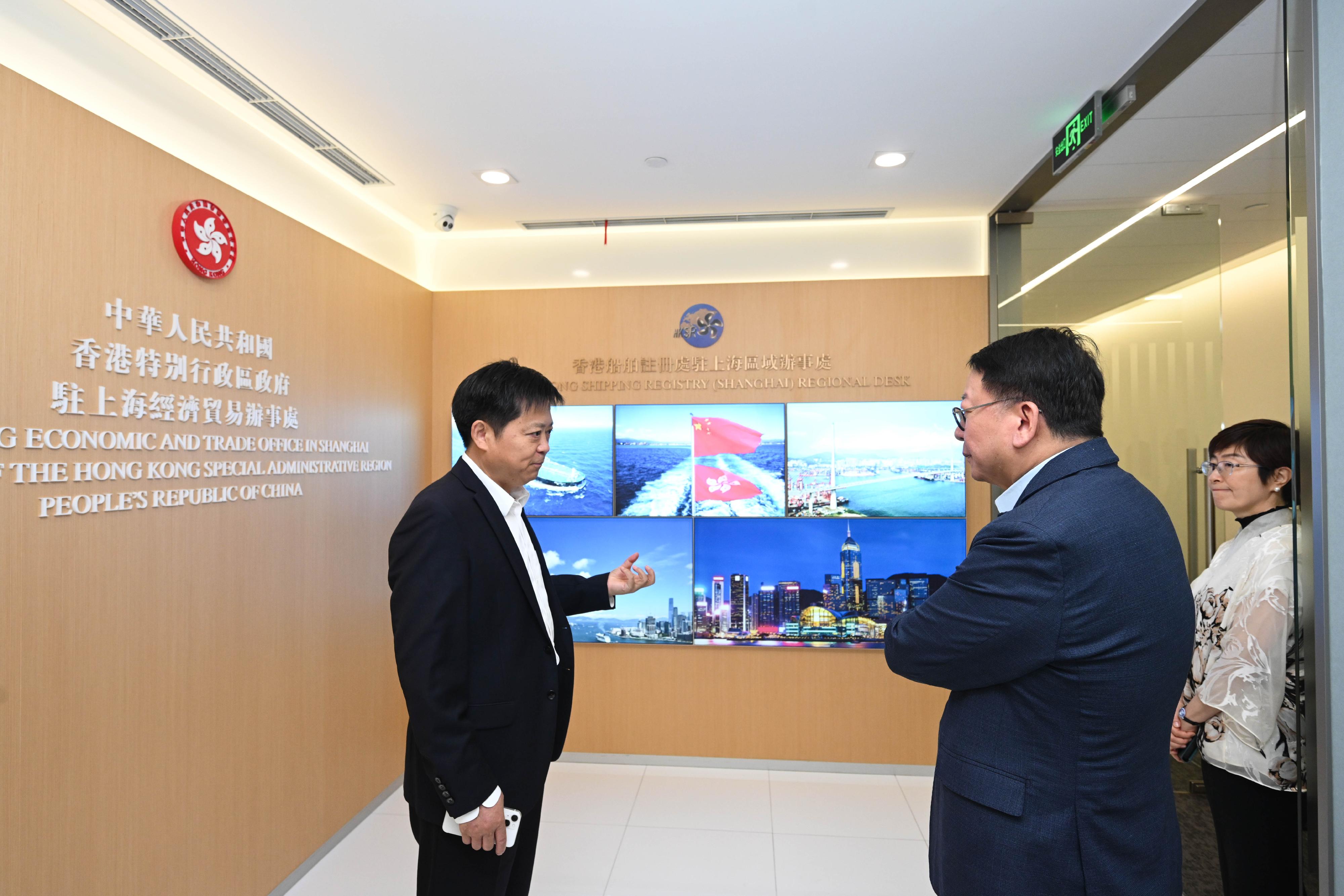 The Chief Secretary for Administration, Mr Chan Kwok-ki, visited Shanghai today (June 25). Photo shows Mr Chan (second right) visiting the Hong Kong Economic and Trade Office in Shanghai (SHETO) and knowing more about the work of the Regional Desk (Shanghai) of the Hong Kong Shipping Registry. Next to him is the Director of the SHETO, Mrs Laura Aron (first right).