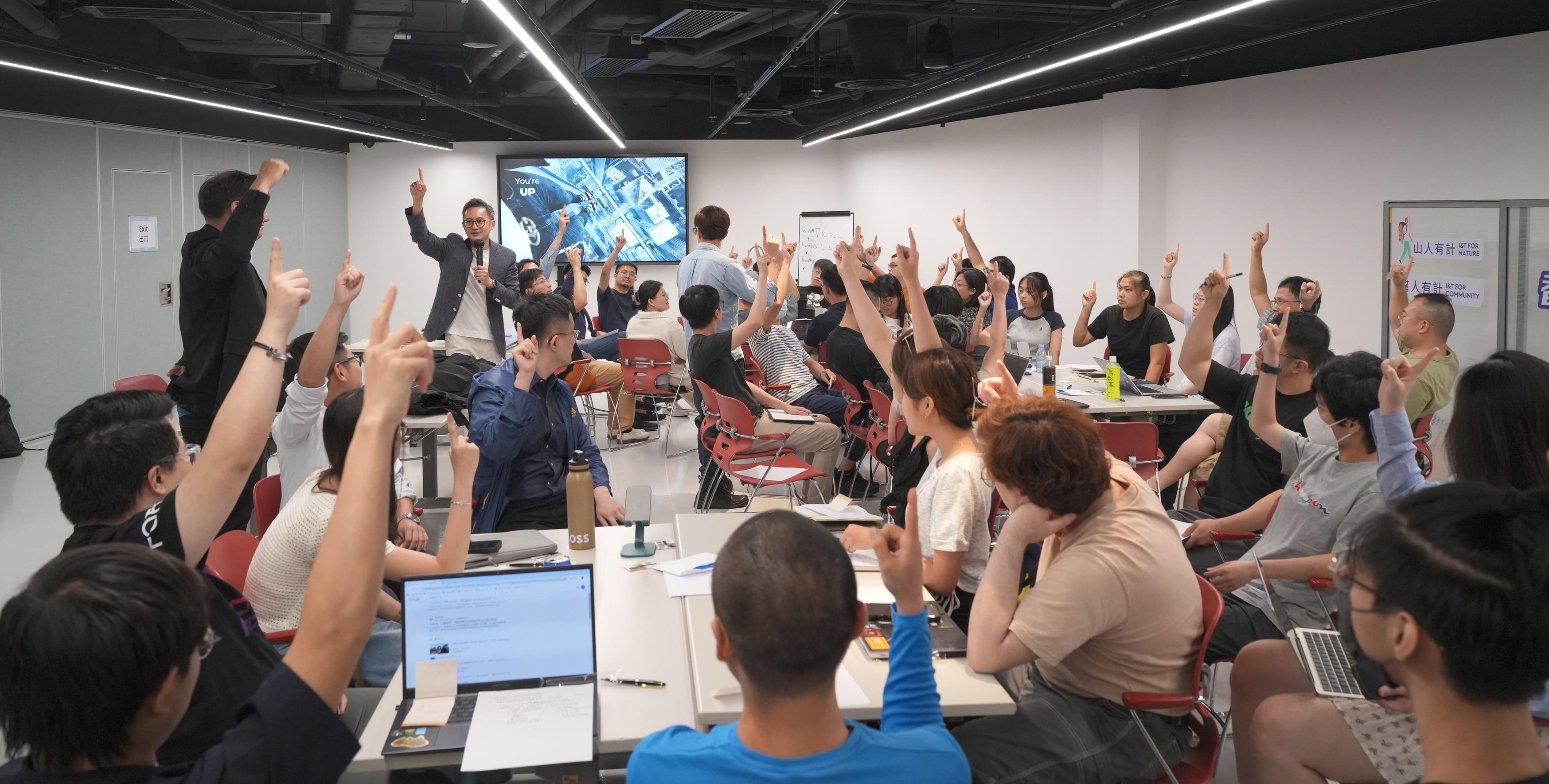 The Innovation and Technology Commission announced today (June 26) that the second City I&T Grand Challenge shortlists 220 submissions for semi-pitch. Photo shows shortlisted participants of the second City I&T Grand Challenge attending training on pitching skills, to help them prepare for the semi-pitch to be held in July.
