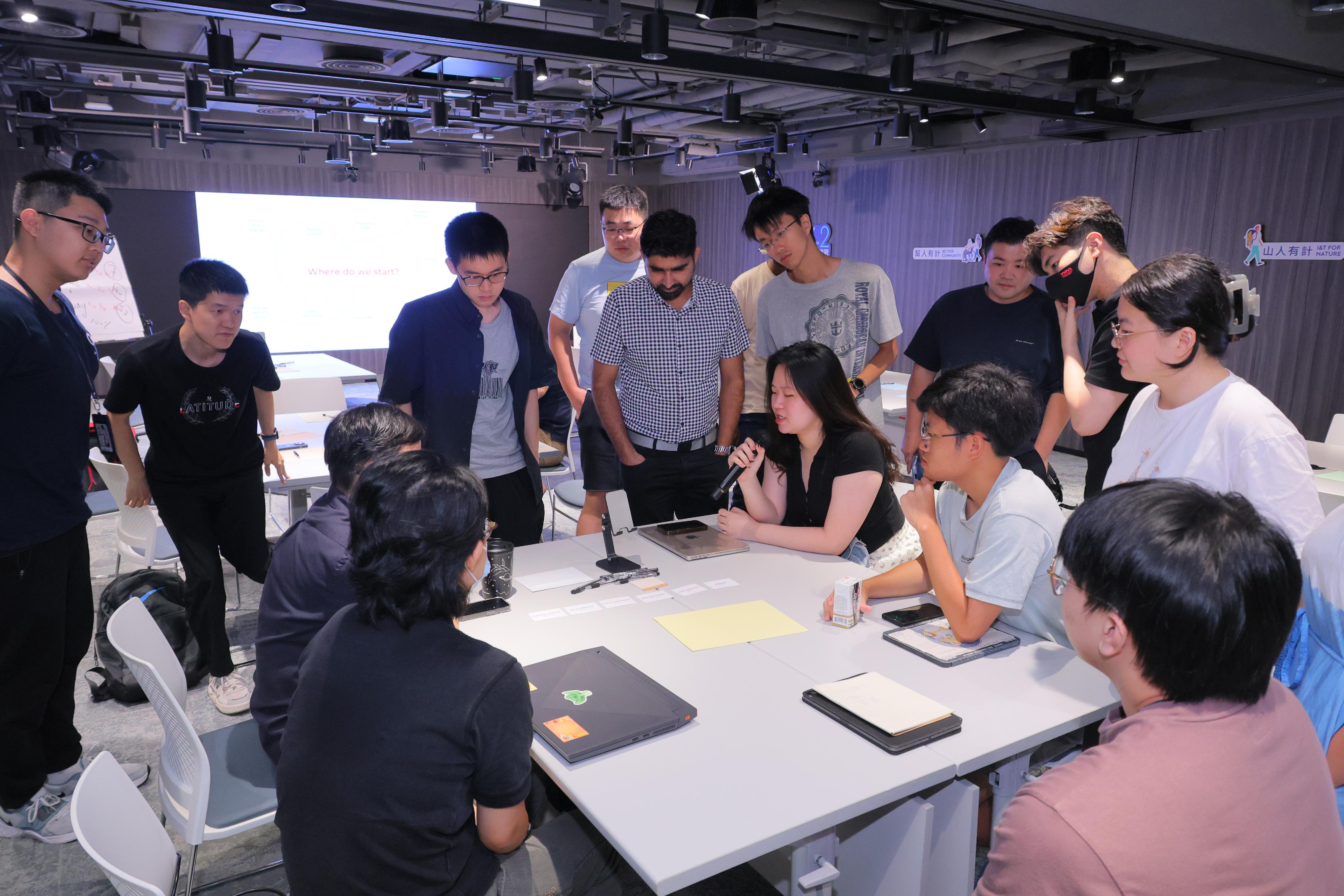 The Innovation and Technology Commission announced today (June 26) that the second City I&T Grand Challenge shortlists 220 submissions for semi-pitch. Photo shows shortlisted participants from the University/Tertiary Institute and Open Groups of the second City I&T Grand Challenge participating in a training workshop on pitching. 
