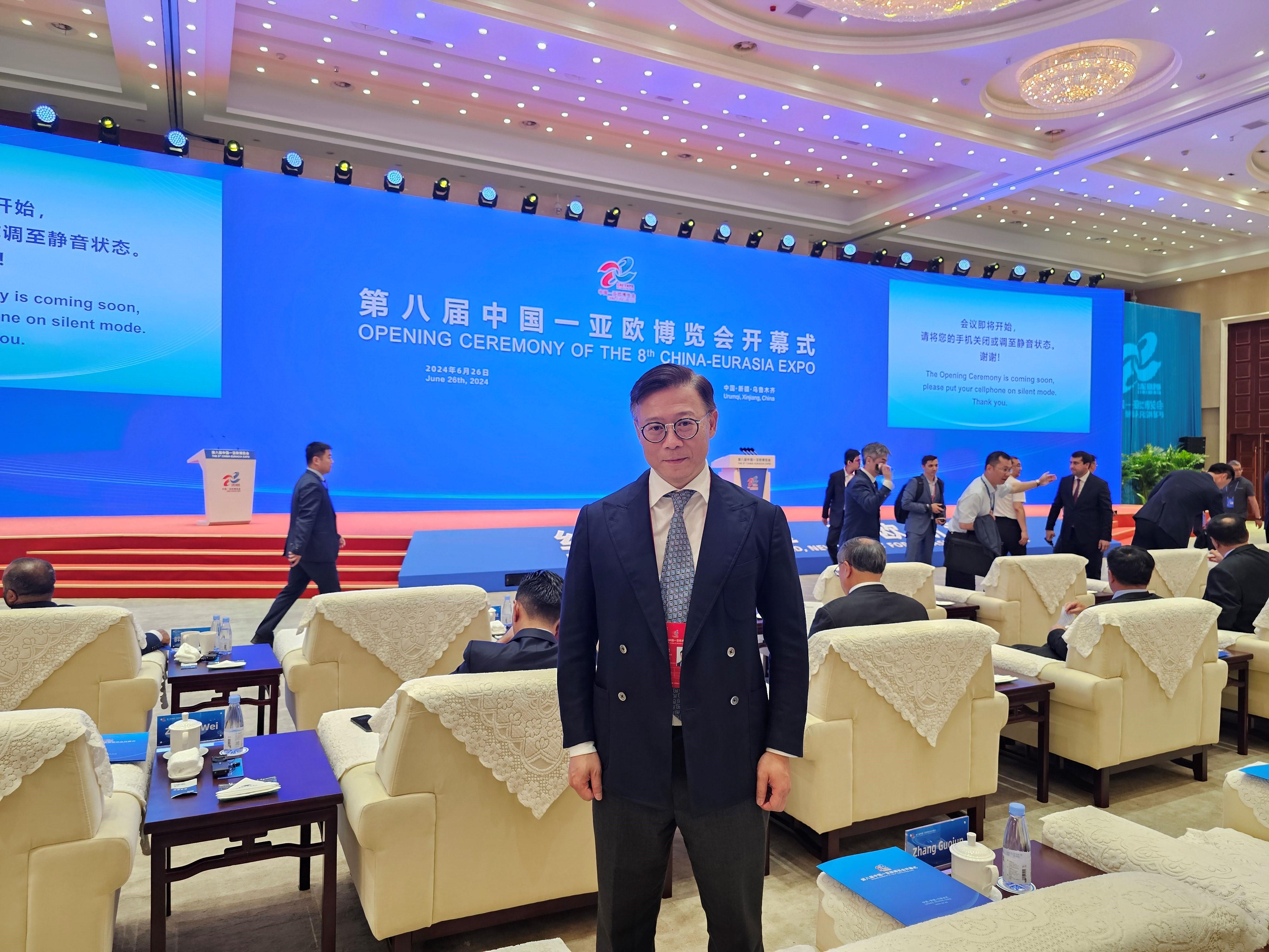 律政司副司长张国钧今日（六月二十六日）在新疆乌鲁木齐，代表香港特别行政区政府出席第八届中国—亚欧博览会。