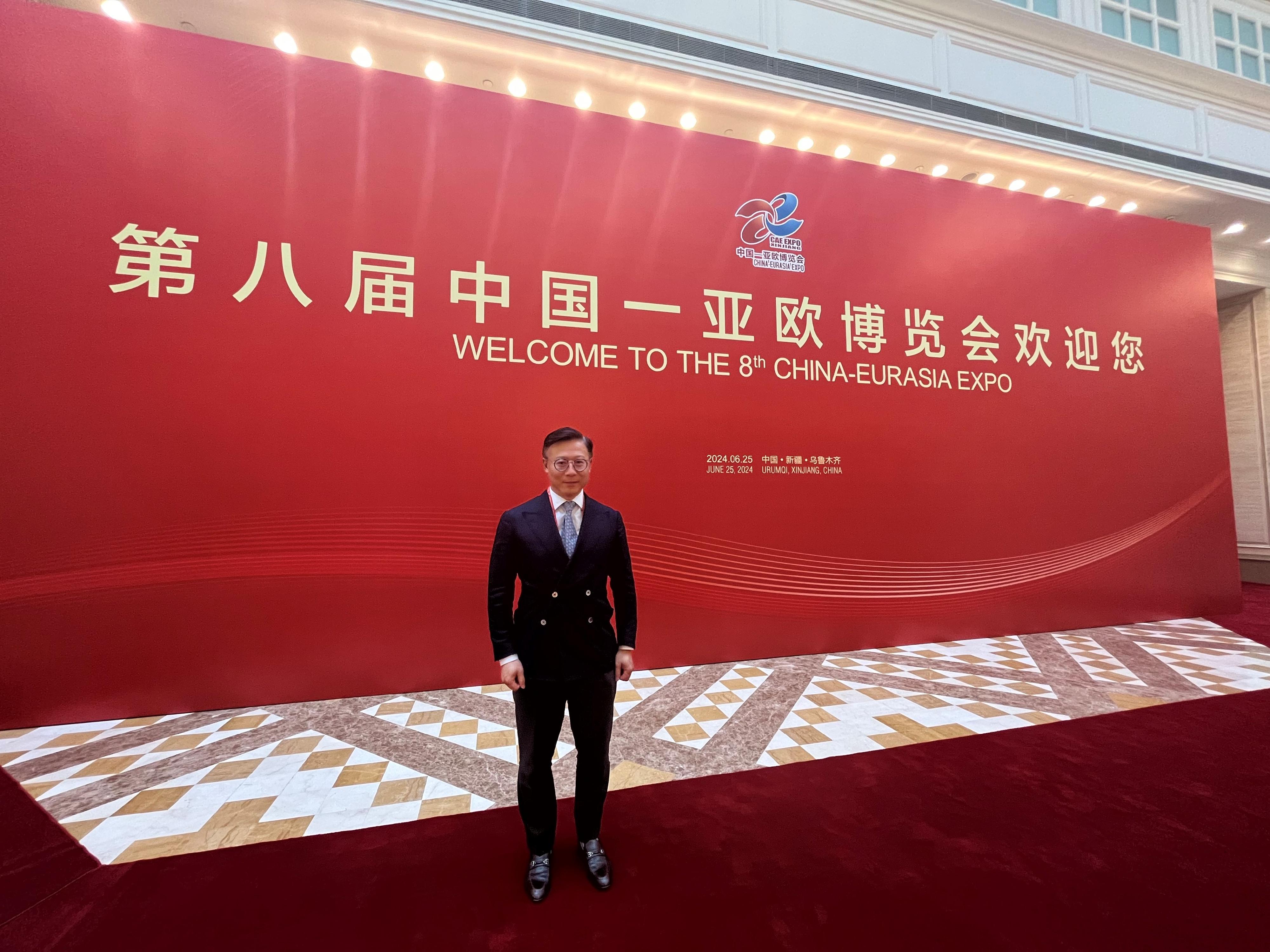 The Deputy Secretary for Justice, Mr Cheung Kwok-kwan, today (June 26) attended the 8th China-Eurasia Expo in Urumqi, Xinjiang. Photo shows Mr Cheung attending a welcome dinner upon his arrival yesterday (June 25).