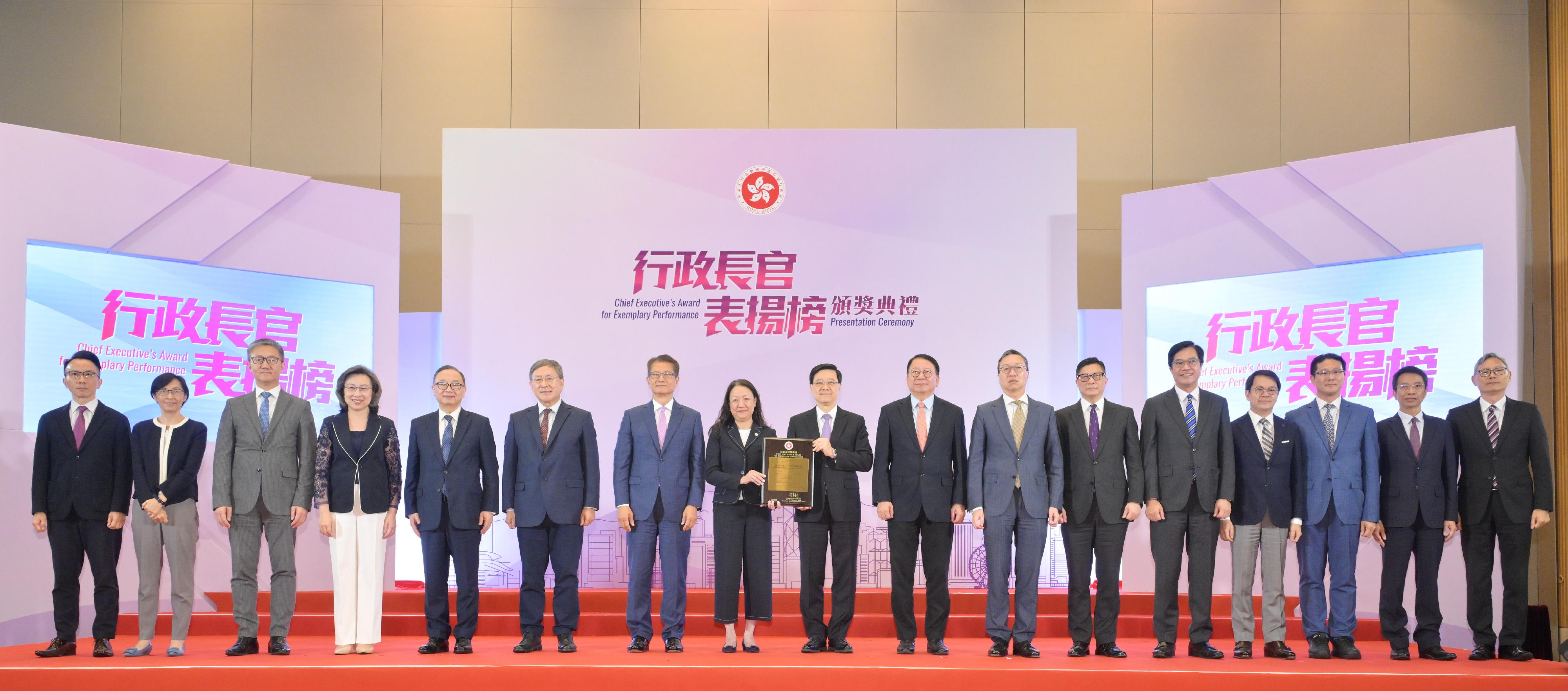 The Chief Executive, Mr John Lee, officiated at the Chief Executive's Award for Exemplary Performance Presentation Ceremony today (June 26) to present an award certificate to the Task Force on Basic Law Article 23 Legislation comprising the Department of Justice, the Security Bureau, and the Hong Kong Police Force. He also had a group photo with the representative of the award-winning team and guests attending the ceremony. Photo shows (from left) the Permanent Secretary for Security, Mr Patrick Li; the Chairman of the Public Service Commission, Ms Maisie Cheng; the Commissioner of Police, Mr Siu Chak-yee; the Secretary for the Civil Service, Mrs Ingrid Yeung; Legislative Council (LegCo) Member Mr Martin Liao; the Deputy Chief Secretary for Administration, Mr Cheuk Wing-hing; the Financial Secretary, Mr Paul Chan; the representative of the Task Force and the then Deputy Secretary for Security, Mrs Apollonia Liu; Mr Lee; the Chief Secretary for Administration, Mr Chan Kwok-ki; the Secretary for Justice, Mr Paul Lam, SC; the Secretary for Security, Mr Tang Ping-keung; the Deputy Financial Secretary, Mr Michael Wong; LegCo Member Mr Chan Hak-kan; LegCo Member Mr Dennis Leung; the Permanent Secretary for the Civil Service, Mr Clement Leung; and the Under Secretary for Security, Mr Michael Cheuk.