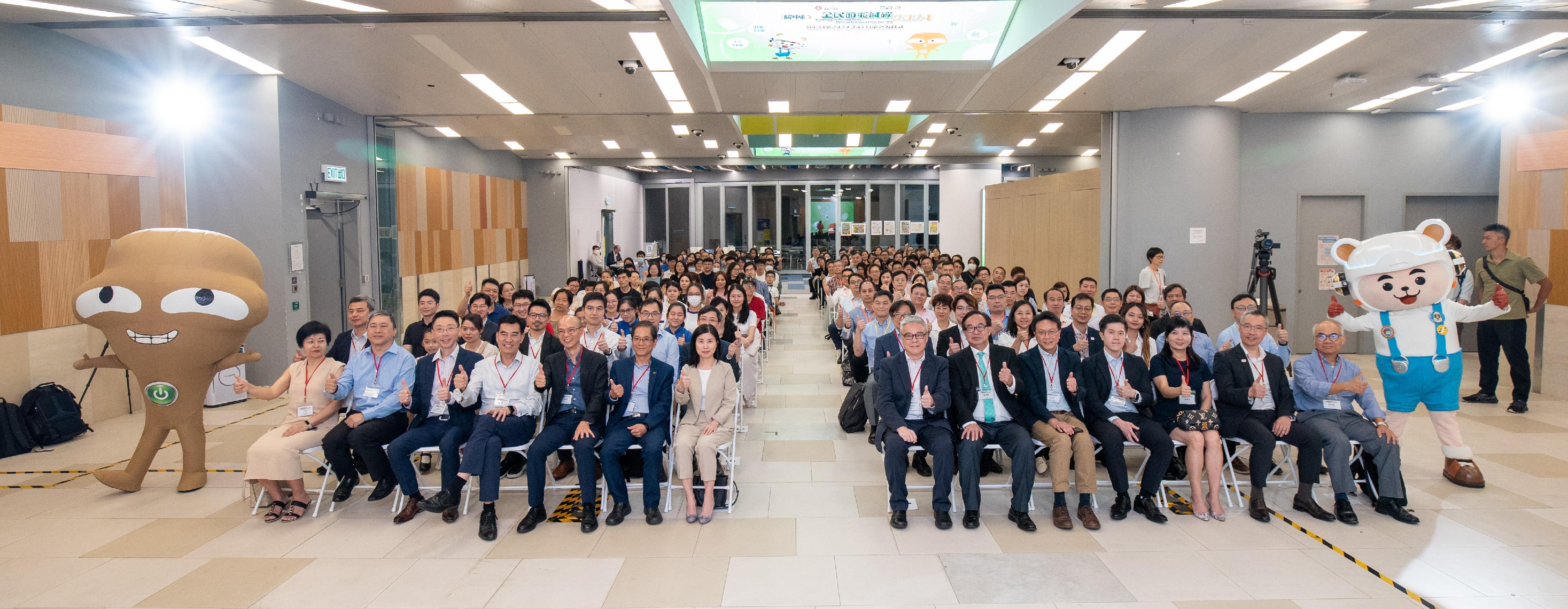 The Environment and Ecology Bureau and the Electrical and Mechanical Services Department launched the Energy Saving and Decarbonisation for All 2024 Campaign today (June 26) to encourage the community to save energy, reduce carbon emissions and accelerate the low-carbon transformation of Hong Kong. Photo shows the Director of Electrical and Mechanical Services, Mr Poon Kwok-ying (front row, seventh right), and Deputy Secretary for Environment and Ecology Ms Polly Kwok (front row, seventh left) with guests and awardees at the launching ceremony.