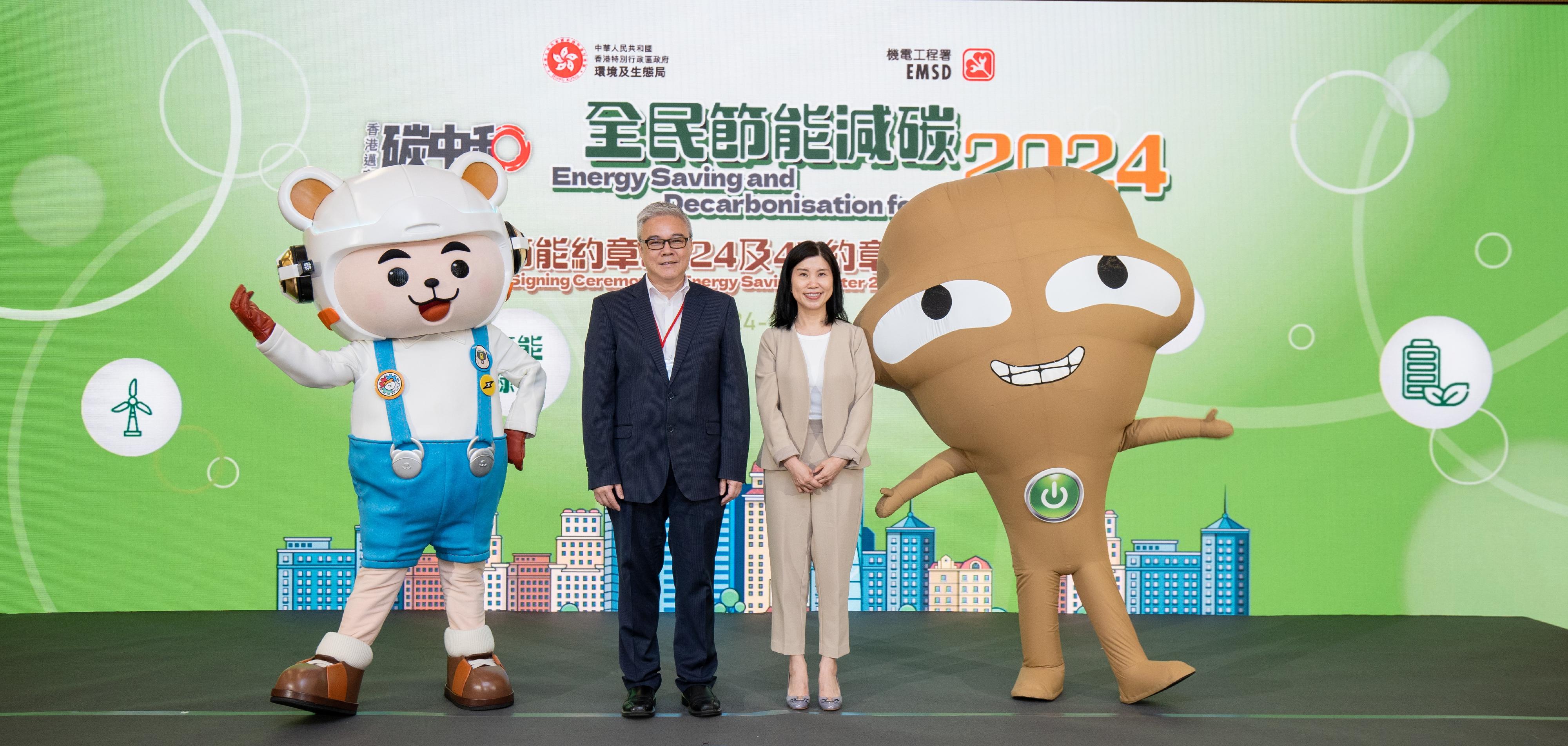 The Environment and Ecology Bureau and the Electrical and Mechanical Services Department launched the Energy Saving and Decarbonisation for All 2024 Campaign today (June 26) to encourage the community to save energy, reduce carbon emissions and accelerate the low-carbon transformation of Hong Kong. Photo shows the Director of Electrical and Mechanical Services, Mr Poon Kwok-ying (left), and Deputy Secretary for Environment and Ecology Ms Polly Kwok (right) starting off the campaign.