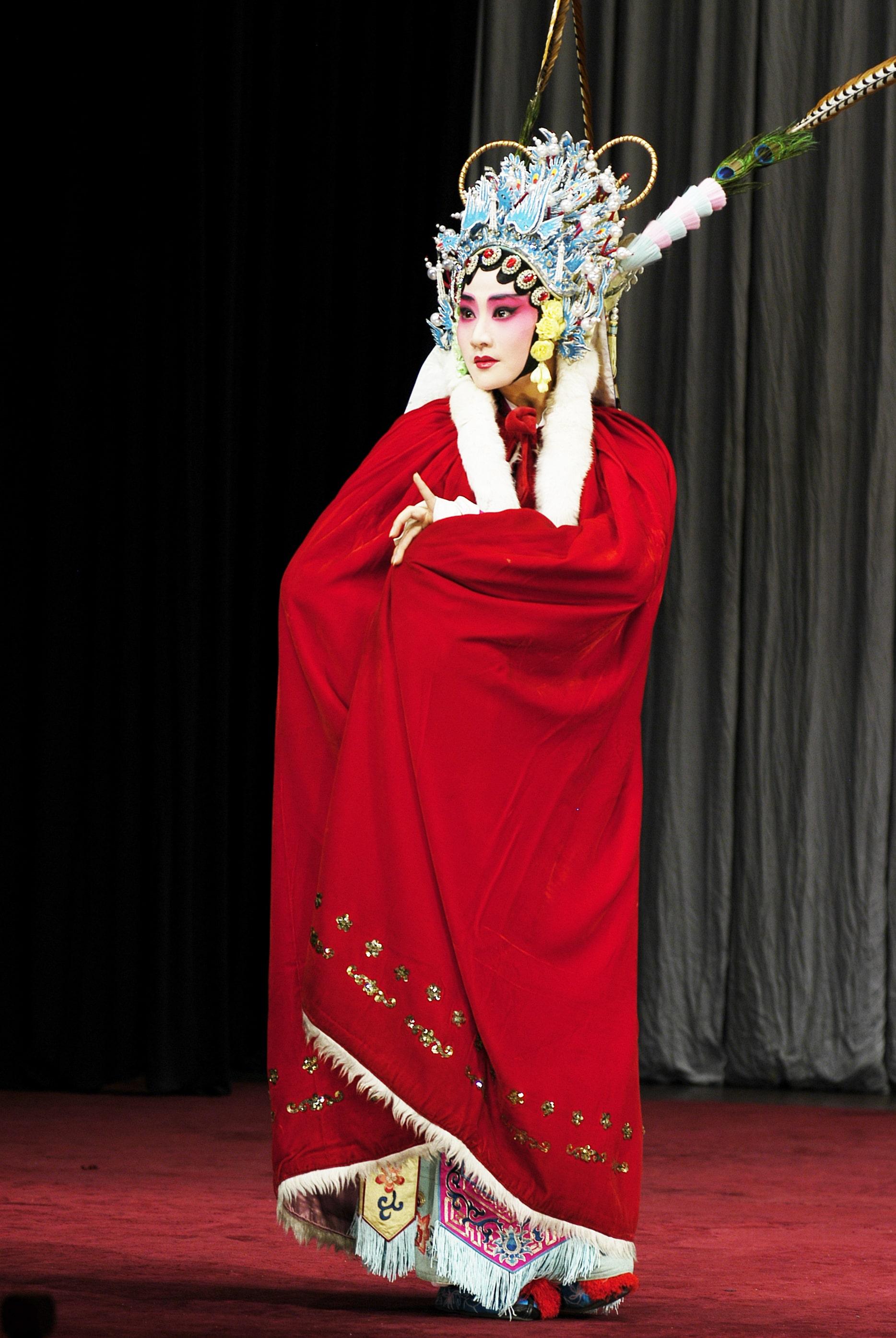 The inaugural Chinese Culture Festival will stage three classic Northern Kunqu opera plays in July. Photo shows a scene from the performance "Lady Zhaojun Going beyond the Great Wall" from "The Tomb of Wang Zhaojun".
