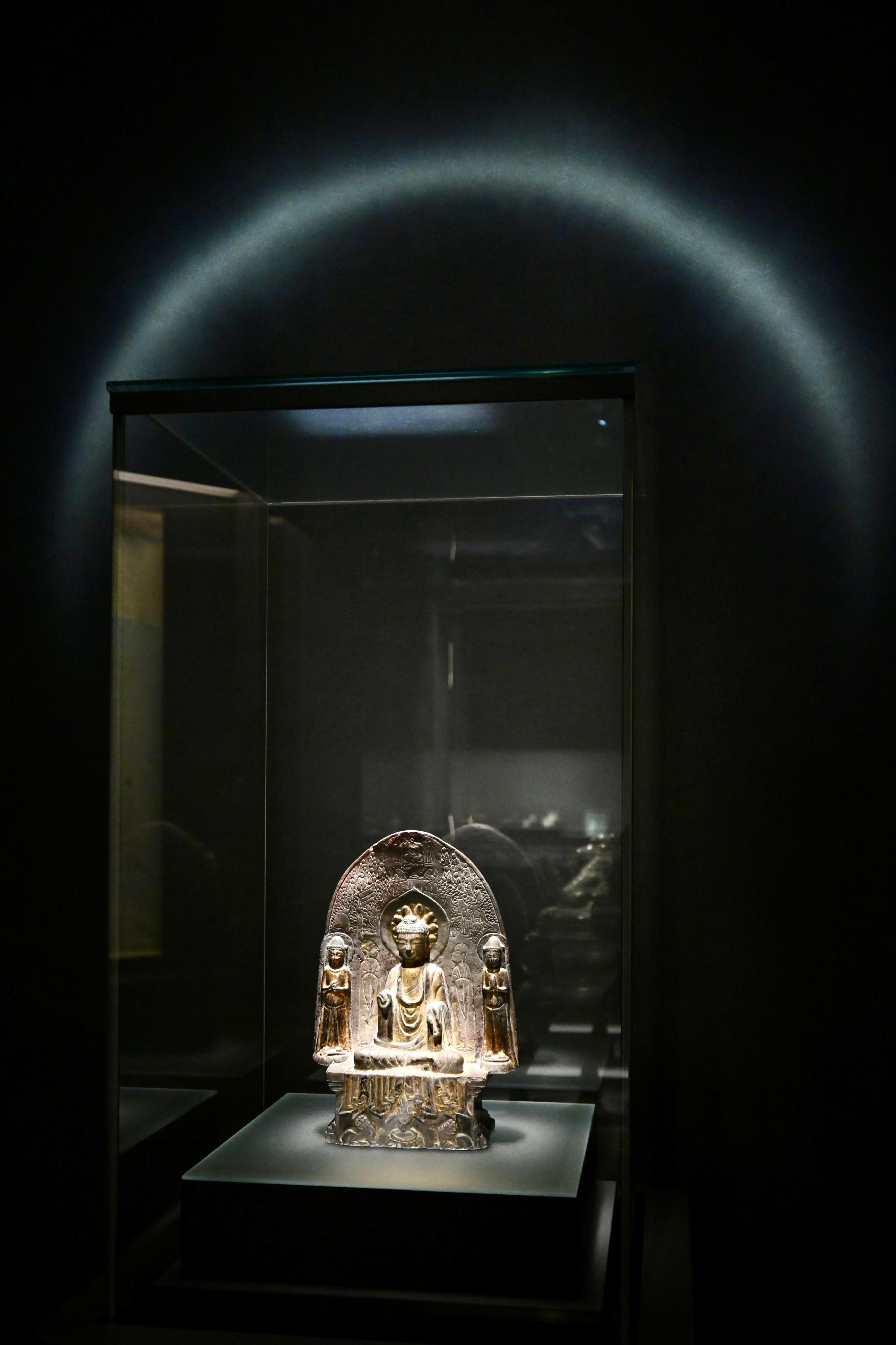 The opening ceremony of the "The Hong Kong Jockey Club Series: Fragrance of Time - In Search of Chinese Art of Scent" exhibition was held today (June 27) at the Hong Kong Museum of Art. Photo shows a gold-painted stone Sakyamuni Buddha from the Southern Liang dynasty, which is a Grade-1 national treasure from the Shanghai Museum collection, dedicated by Shi Huiying.
