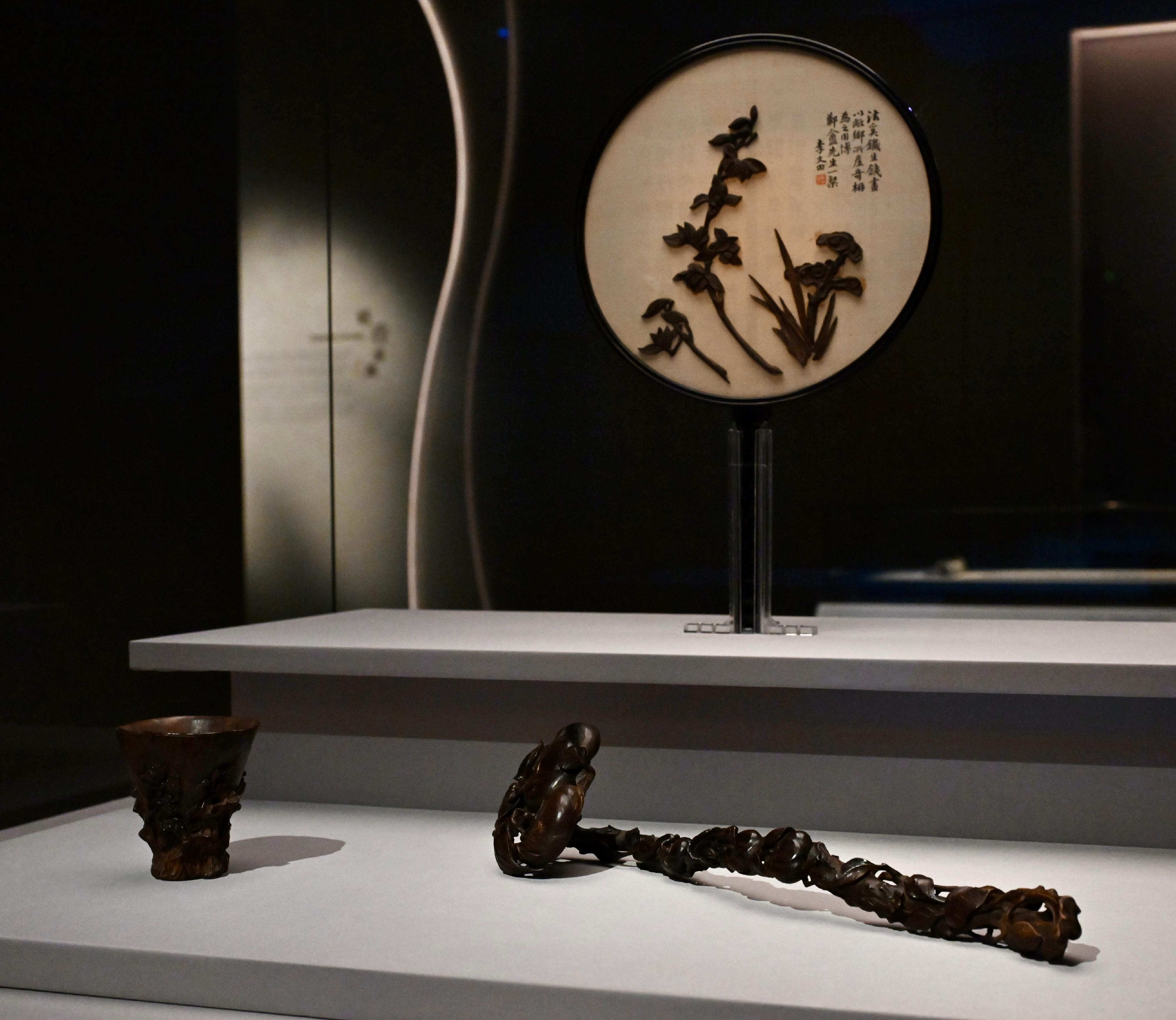 The opening ceremony of the "The Hong Kong Jockey Club Series: Fragrance of Time - In Search of Chinese Art of Scent" exhibition was held today (June 27) at the Hong Kong Museum of Art. Photo shows exhibits carved with agarwood from the Shanghai Museum collection, including a round fan inlaid with carved agarwood in a lingzhi and orchid design from the Qing dynasty.