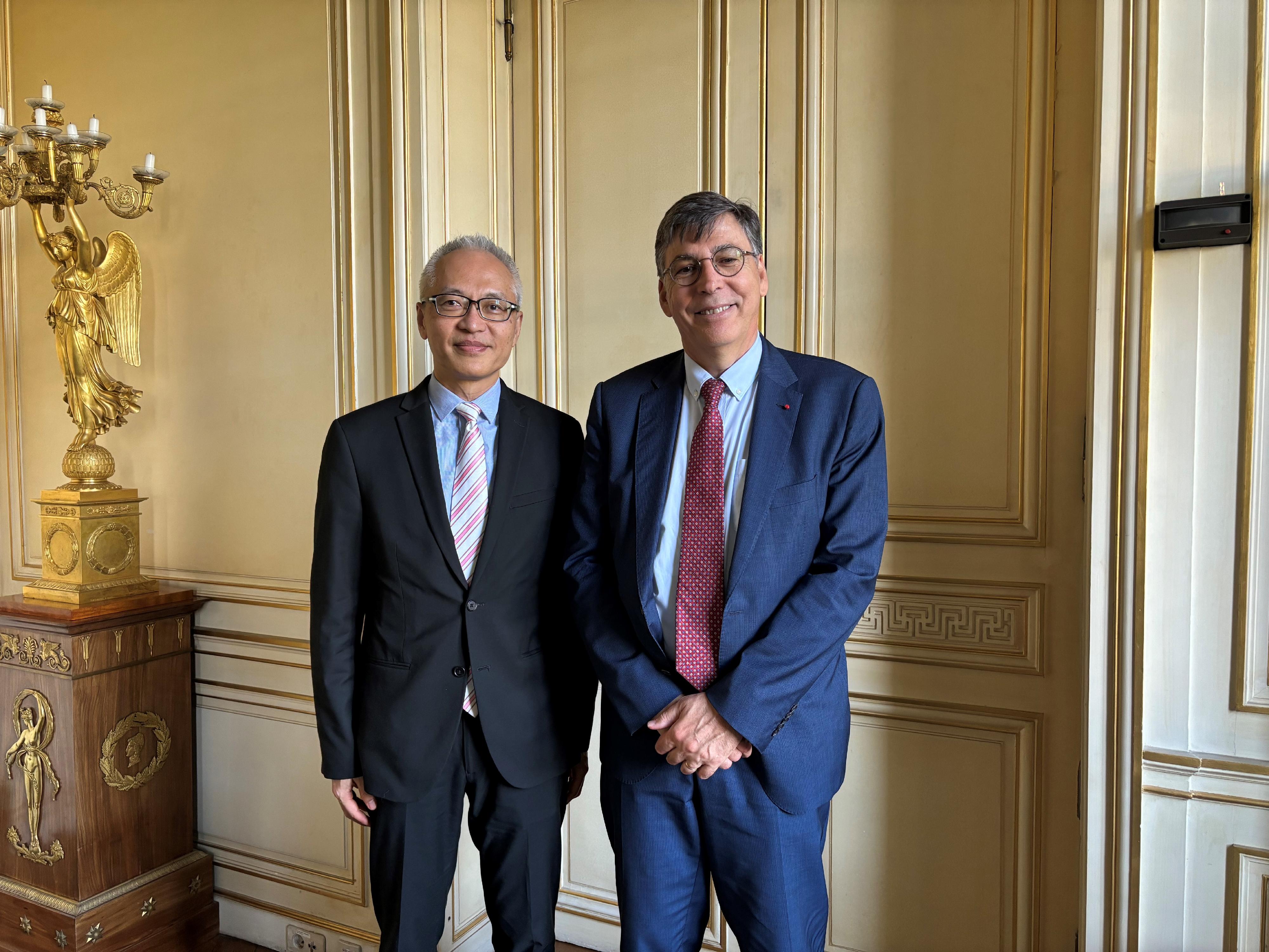 香港金融管理局副总裁李达志（左）与法国中央银行第一副总裁Denis Beau（右）在巴黎会面，交流意见并探讨跨境合作机会。