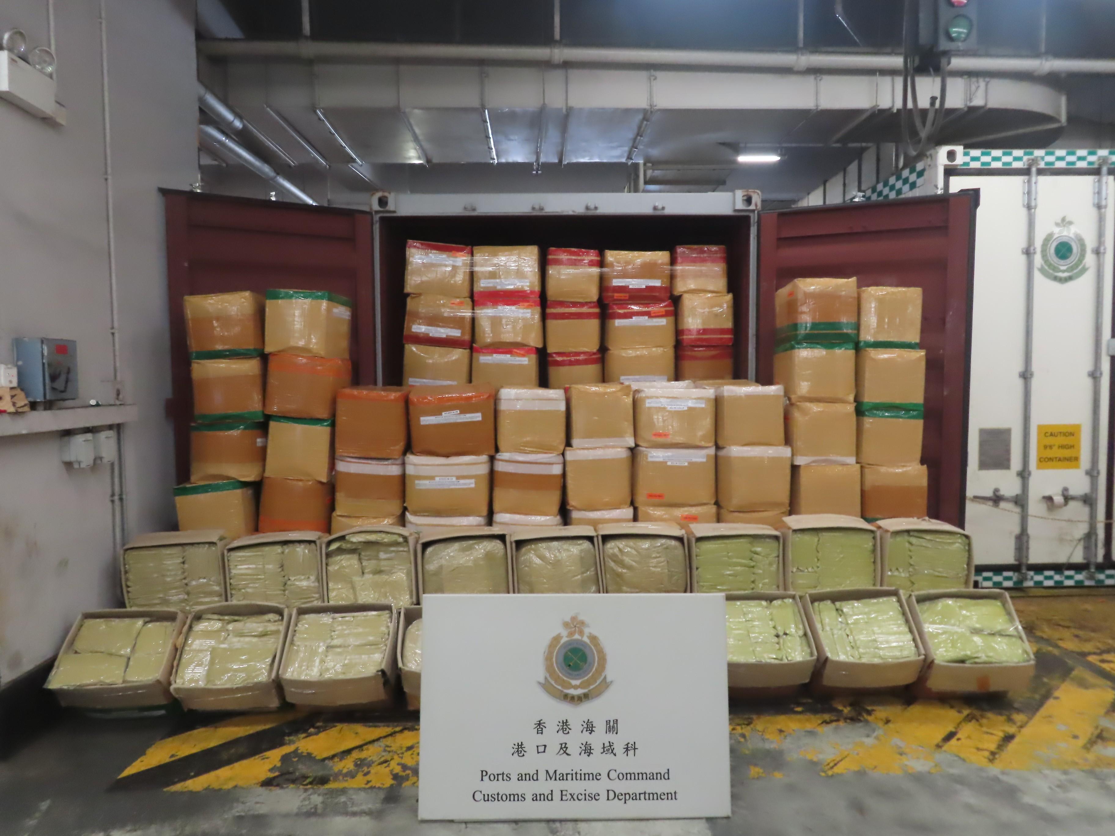 香港海关昨日（六月二十六日）在葵涌海关大楼验货场检获约十四点五公吨怀疑帽柱木碱，估计市值约三千九百万元。图示检获的怀疑帽柱木碱。 