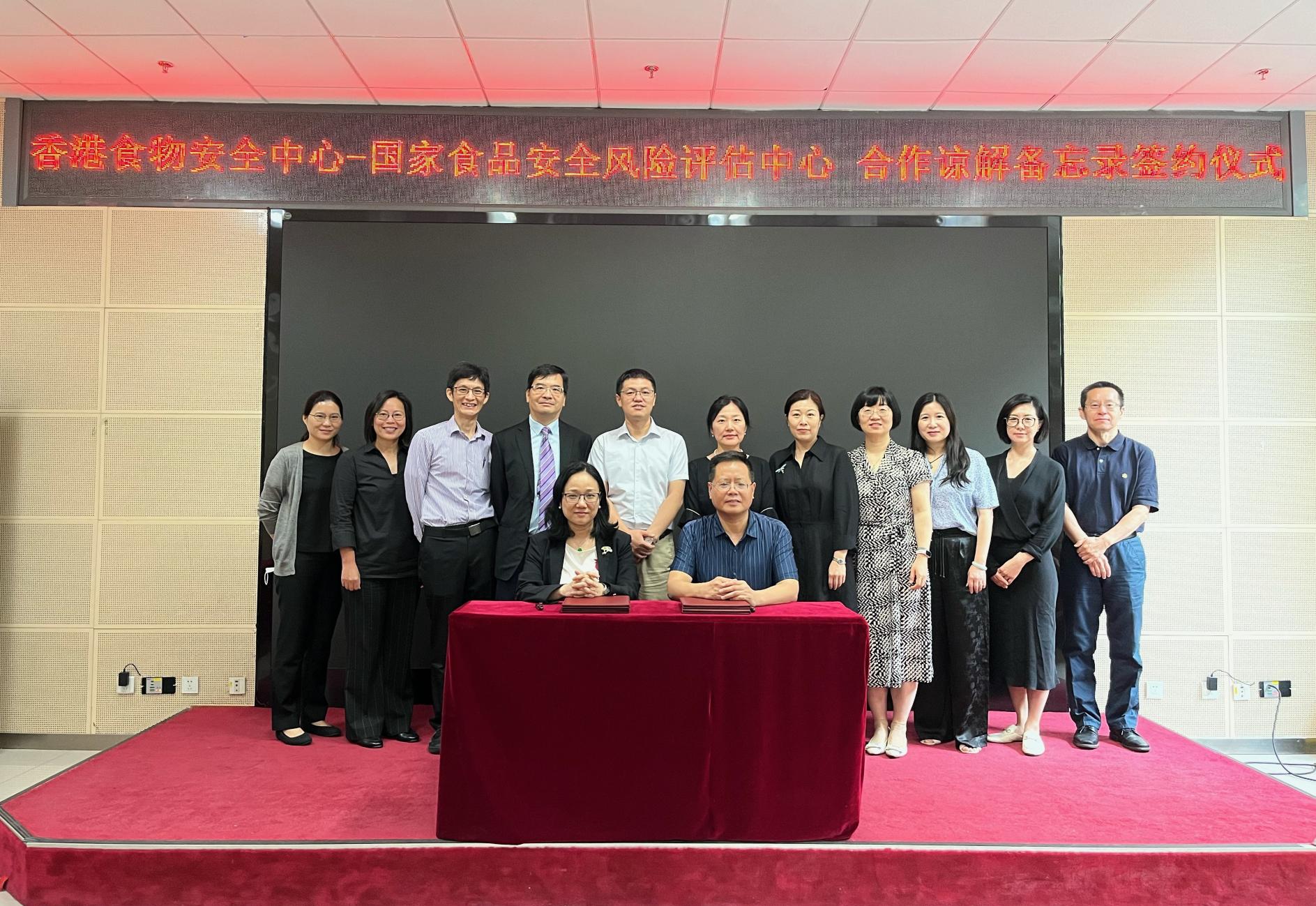 The Centre for Food Safety (CFS) of the Food and Environmental Hygiene Department of the Government of the Hong Kong Special Administrative Region (HKSAR) and the China National Center for Food Safety Risk Assessment signed a Memorandum of Understanding on food safety co-operation today (June 27), with a view to enhancing the exchange of information on food safety assessment work in Mainland China and the HKSAR, especially the work on food consumption surveys and total diet studies. Picture shows the Controller of the CFS, Dr Christine Wong (front row, left); the Deputy Director General of the China National Center for Food Safety Risk Assessment, Mr Wang Yongting (front row, right); the Principal Medical Officer (Risk Assessment & Communication) of the CFS, Dr Tony Chow (back row, fourth left); and the Deputy Director General of the China National Center for Food Safety Risk Assessment, Mr Fan Yongxiang (back row, fifth left), at the signing ceremony.