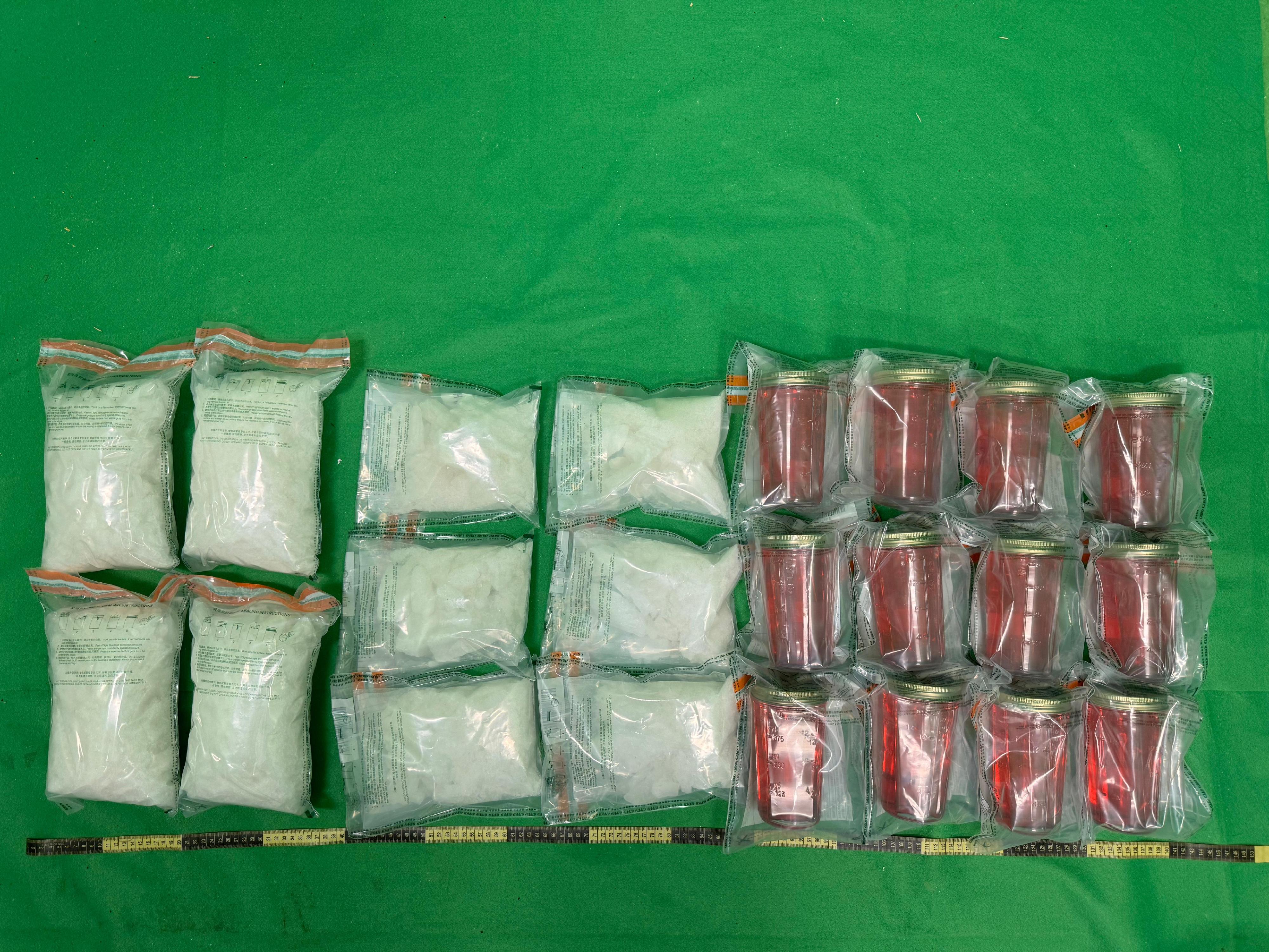 香港海关六月二十五日在荃湾检获约共十五公斤怀疑毒品，估计市值约九百万元。图示检获的怀疑毒品。

