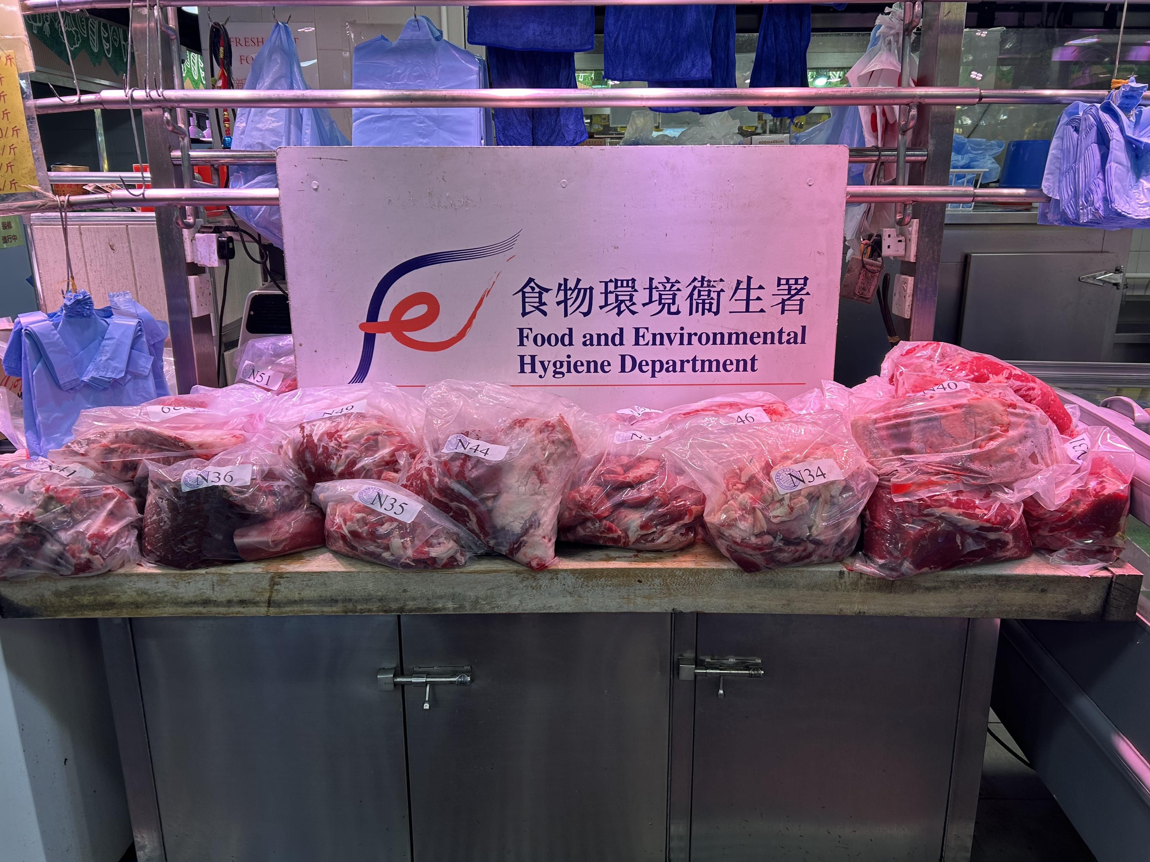 The Food and Environmental Hygiene Department (FEHD) has long been committed to combating the sale of chilled or frozen meat disguised as fresh meat, and raided a licensed fresh provision shop in North District suspected of selling frozen meat as fresh meat today (June 27). Photo shows some of the meat seized by FEHD officers during the operation.