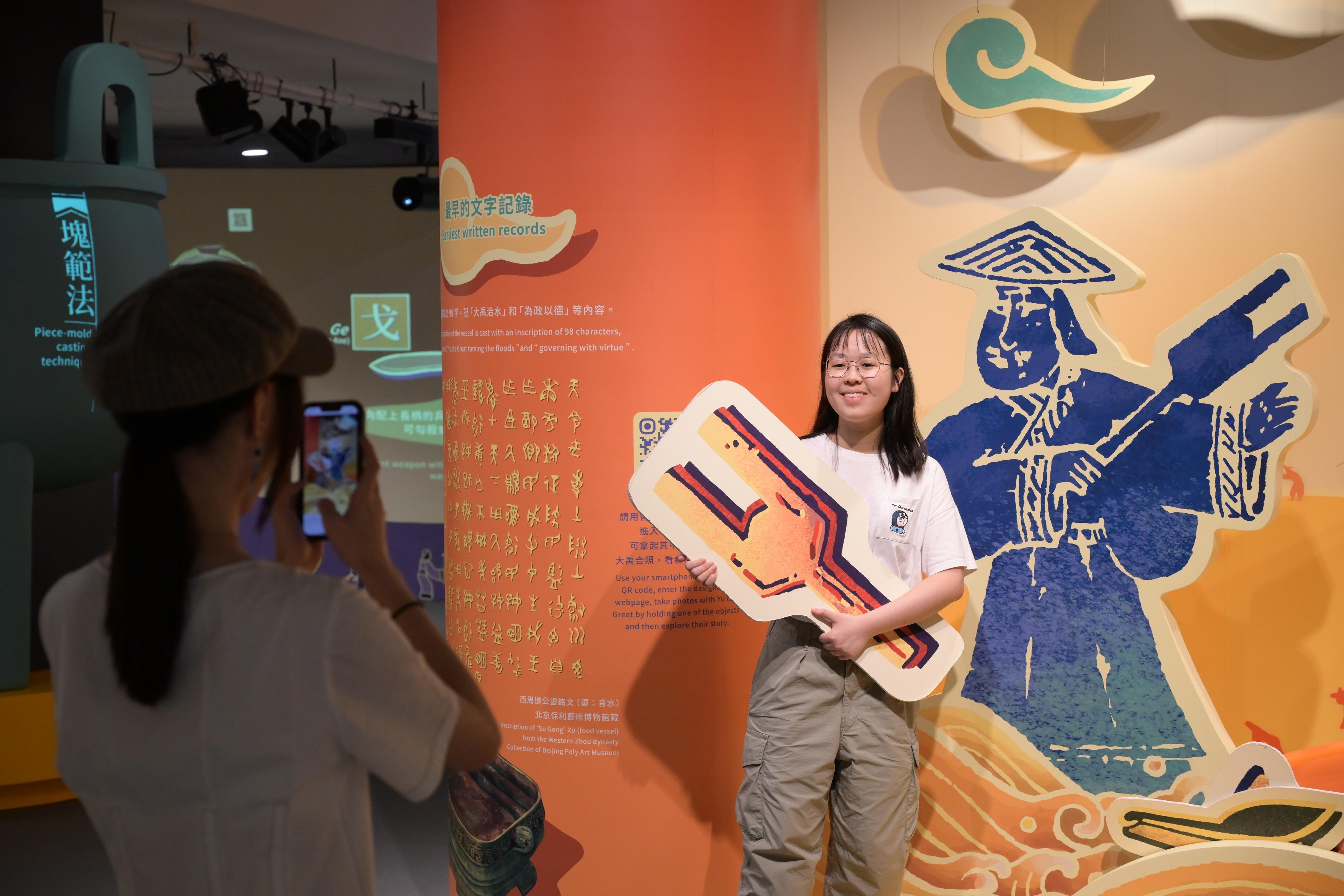 香港历史博物馆与弘扬中华文化办公室协作推出中国通史系列首个大型展览「香港赛马会呈献系列：天地之中—河南夏商周三代文明展」，自四月三日开展以来已有十五万人次前来参观。图示市民参观延长开放至八月十九日的教育互动区。
