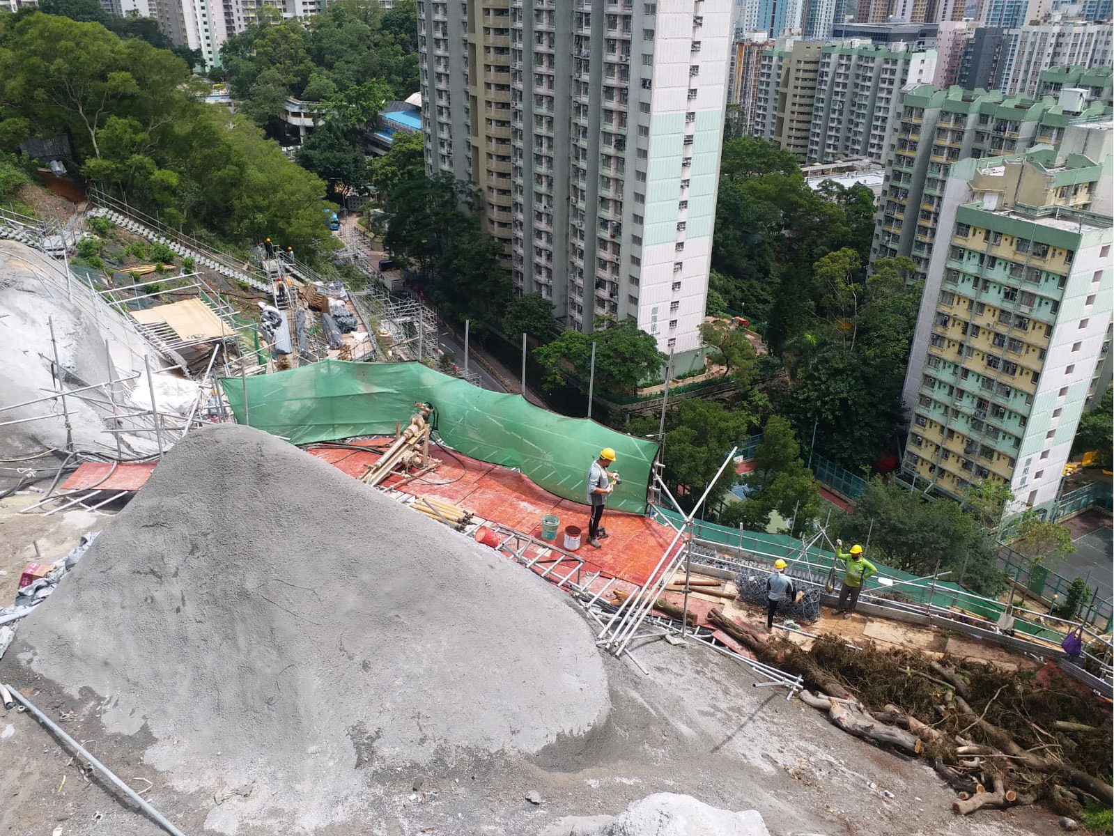 早前現場加裝岩釘鞏固山坡中腰部分孤石的工作，為耀興道上方天然山坡第二階段斜坡復修工程一部分。